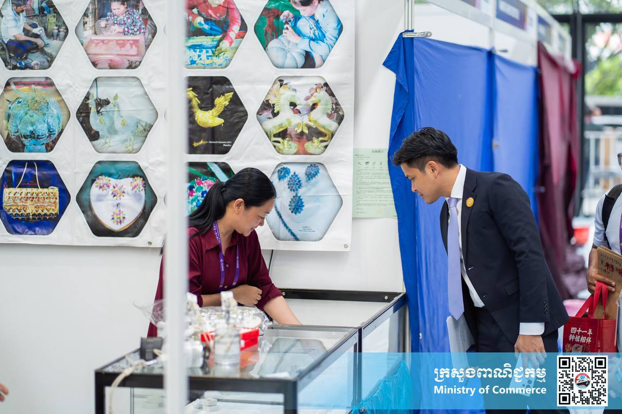 ឯកឧត្តម សំហេង បូរ៉ា រដ្ឋលេខាធិការក្រសួងពាណិជ្ជកម្ម និងជាអនុប្រធានគណៈកម្មការរៀបចំ និងចូលរួមពិព័រណ៍ពិភពលោក និងពិព័រណ៍ពាណិជ្ជកម្មអន្តរជាតិ បានដឹកនាំក្រុមការងារបច្ចេកទេសចុះពិនិត្យមើលវឌ្ឍនភាពការងារនៃការរៀបចំ និងចូលរួមពិព័រណ៍ចិន-អាស៊ានលើកទី២២ នៅមជ្ឈមណ្ឌលតាំងពិព័រណ៍ និងសន្និសីទក្រុងណាននីង តំបន់ស្វយ័តក្វាងស៊ី សាធារណរដ្ឋប្រជាមានិតចិន