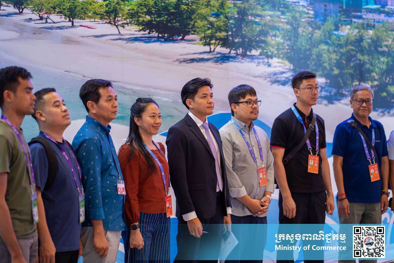 ឯកឧត្តម សំហេង បូរ៉ា រដ្ឋលេខាធិការក្រសួងពាណិជ្ជកម្ម និងជាអនុប្រធានគណៈកម្មការរៀបចំ និងចូលរួមពិព័រណ៍ពិភពលោក និងពិព័រណ៍ពាណិជ្ជកម្មអន្តរជាតិ បានដឹកនាំក្រុមការងារបច្ចេកទេសចុះពិនិត្យមើលវឌ្ឍនភាពការងារនៃការរៀបចំ និងចូលរួមពិព័រណ៍ចិន-អាស៊ានលើកទី២២ នៅមជ្ឈមណ្ឌលតាំងពិព័រណ៍ និងសន្និសីទក្រុងណាននីង តំបន់ស្វយ័តក្វាងស៊ី សាធារណរដ្ឋប្រជាមានិតចិន