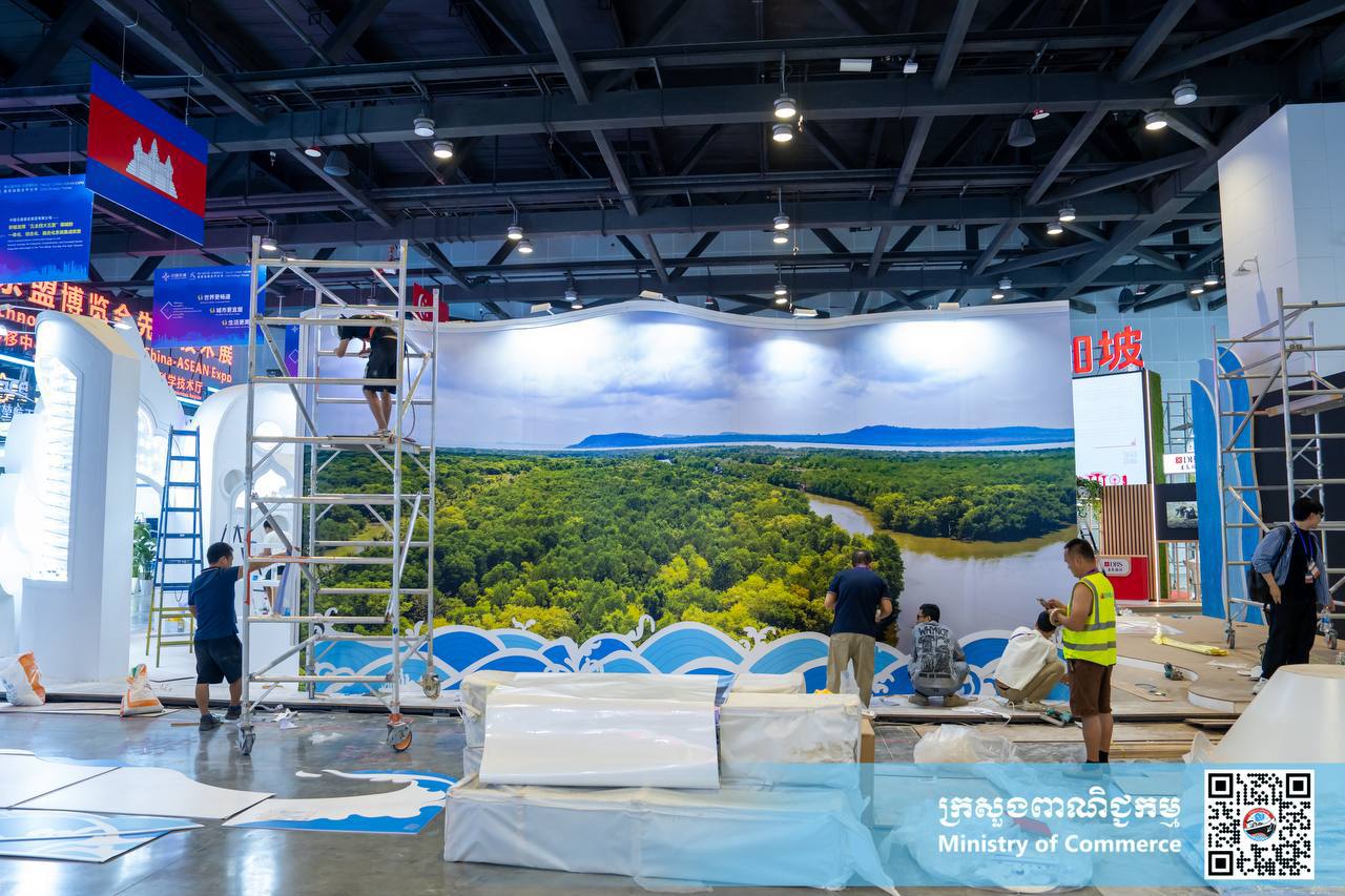 ឯកឧត្តម សំហេង បូរ៉ា រដ្ឋលេខាធិការក្រសួងពាណិជ្ជកម្ម និងជាអនុប្រធានគណៈកម្មការរៀបចំ និងចូលរួមពិព័រណ៍ពិភពលោក និងពិព័រណ៍ពាណិជ្ជកម្មអន្តរជាតិ បានដឹកនាំក្រុមការងារបច្ចេកទេសចុះពិនិត្យមើលវឌ្ឍនភាពការងារនៃការរៀបចំ និងចូលរួមពិព័រណ៍ចិន-អាស៊ានលើកទី២២ នៅមជ្ឈមណ្ឌលតាំងពិព័រណ៍ និងសន្និសីទក្រុងណាននីង តំបន់ស្វយ័តក្វាងស៊ី សាធារណរដ្ឋប្រជាមានិតចិន