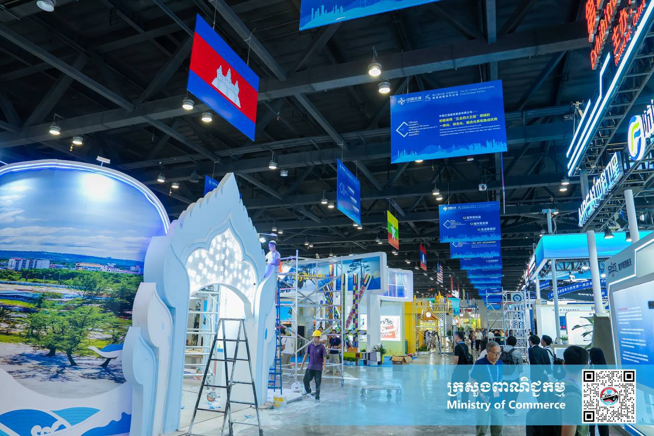ឯកឧត្តម សំហេង បូរ៉ា រដ្ឋលេខាធិការក្រសួងពាណិជ្ជកម្ម និងជាអនុប្រធានគណៈកម្មការរៀបចំ និងចូលរួមពិព័រណ៍ពិភពលោក និងពិព័រណ៍ពាណិជ្ជកម្មអន្តរជាតិ បានដឹកនាំក្រុមការងារបច្ចេកទេសចុះពិនិត្យមើលវឌ្ឍនភាពការងារនៃការរៀបចំ និងចូលរួមពិព័រណ៍ចិន-អាស៊ានលើកទី២២ នៅមជ្ឈមណ្ឌលតាំងពិព័រណ៍ និងសន្និសីទក្រុងណាននីង តំបន់ស្វយ័តក្វាងស៊ី សាធារណរដ្ឋប្រជាមានិតចិន