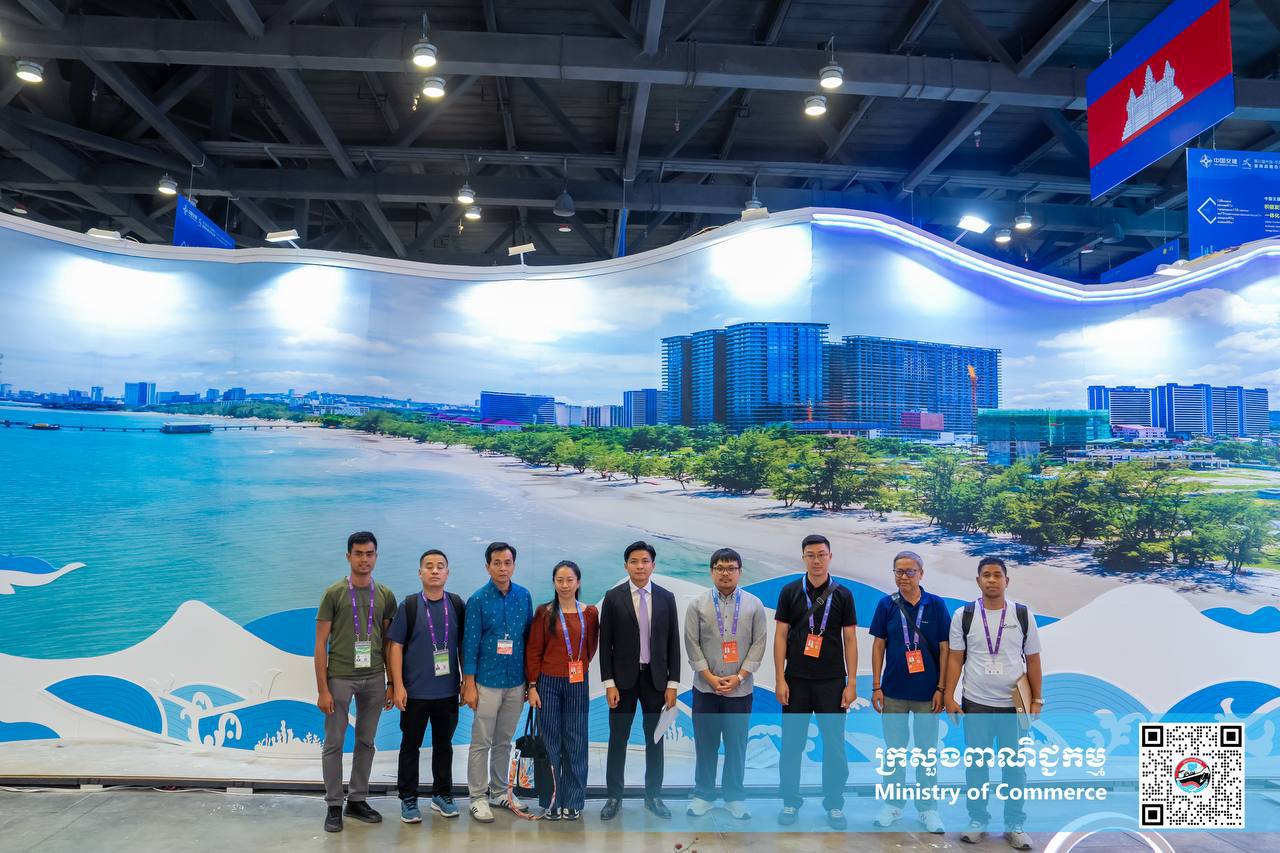 ឯកឧត្តម សំហេង បូរ៉ា រដ្ឋលេខាធិការក្រសួងពាណិជ្ជកម្ម និងជាអនុប្រធានគណៈកម្មការរៀបចំ និងចូលរួមពិព័រណ៍ពិភពលោក និងពិព័រណ៍ពាណិជ្ជកម្មអន្តរជាតិ បានដឹកនាំក្រុមការងារបច្ចេកទេសចុះពិនិត្យមើលវឌ្ឍនភាពការងារនៃការរៀបចំ និងចូលរួមពិព័រណ៍ចិន-អាស៊ានលើកទី២២ នៅមជ្ឈមណ្ឌលតាំងពិព័រណ៍ និងសន្និសីទក្រុងណាននីង តំបន់ស្វយ័តក្វាងស៊ី សាធារណរដ្ឋប្រជាមានិតចិន