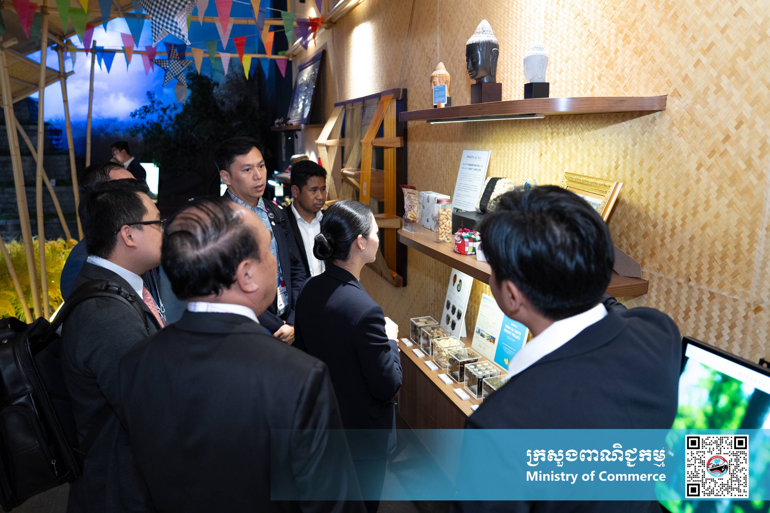 លោកជំទាវ ចម និម្មល រដ្ឋមន្ត្រីក្រសួងពាណិជ្ជកម្ម និងជាប្រធានគណៈកម្មការអន្តរក្រសួងដើម្បីរៀបចំ និងចូលរួមពិព័រណ៍ពិភពលោក និងពិព័រណ៍ពាណិជ្ជកម្មអន្តរជាតិ បានអញ្ជើញចូលទស្សនា និងត្រួតពិនិត្យវឌ្ឍនភាពការងាររបស់ពន្លាជាតិកម្ពុជា ក្នុងពិព័រណ៍ពិភពលោក២០២៥ អូសាកា កាន់សៃ ប្រទេសជប៉ុន