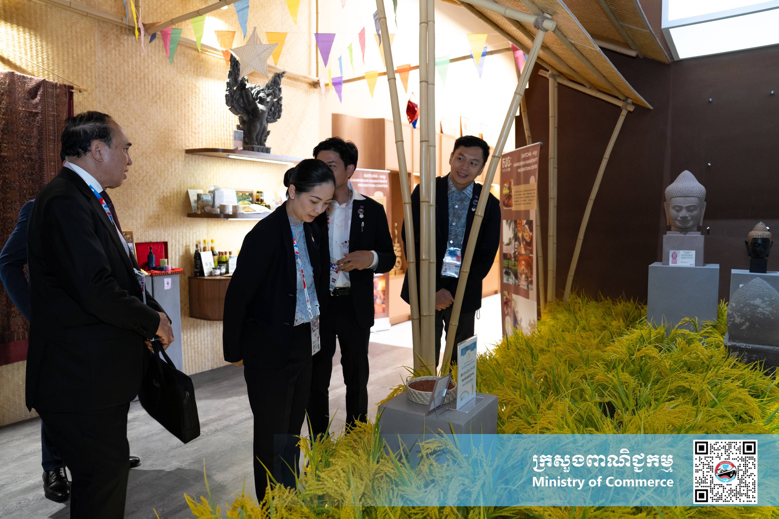 លោកជំទាវ ចម និម្មល រដ្ឋមន្ត្រីក្រសួងពាណិជ្ជកម្ម និងជាប្រធានគណៈកម្មការអន្តរក្រសួងដើម្បីរៀបចំ និងចូលរួមពិព័រណ៍ពិភពលោក និងពិព័រណ៍ពាណិជ្ជកម្មអន្តរជាតិ បានអញ្ជើញចូលទស្សនា និងត្រួតពិនិត្យវឌ្ឍនភាពការងាររបស់ពន្លាជាតិកម្ពុជា ក្នុងពិព័រណ៍ពិភពលោក២០២៥ អូសាកា កាន់សៃ ប្រទេសជប៉ុន