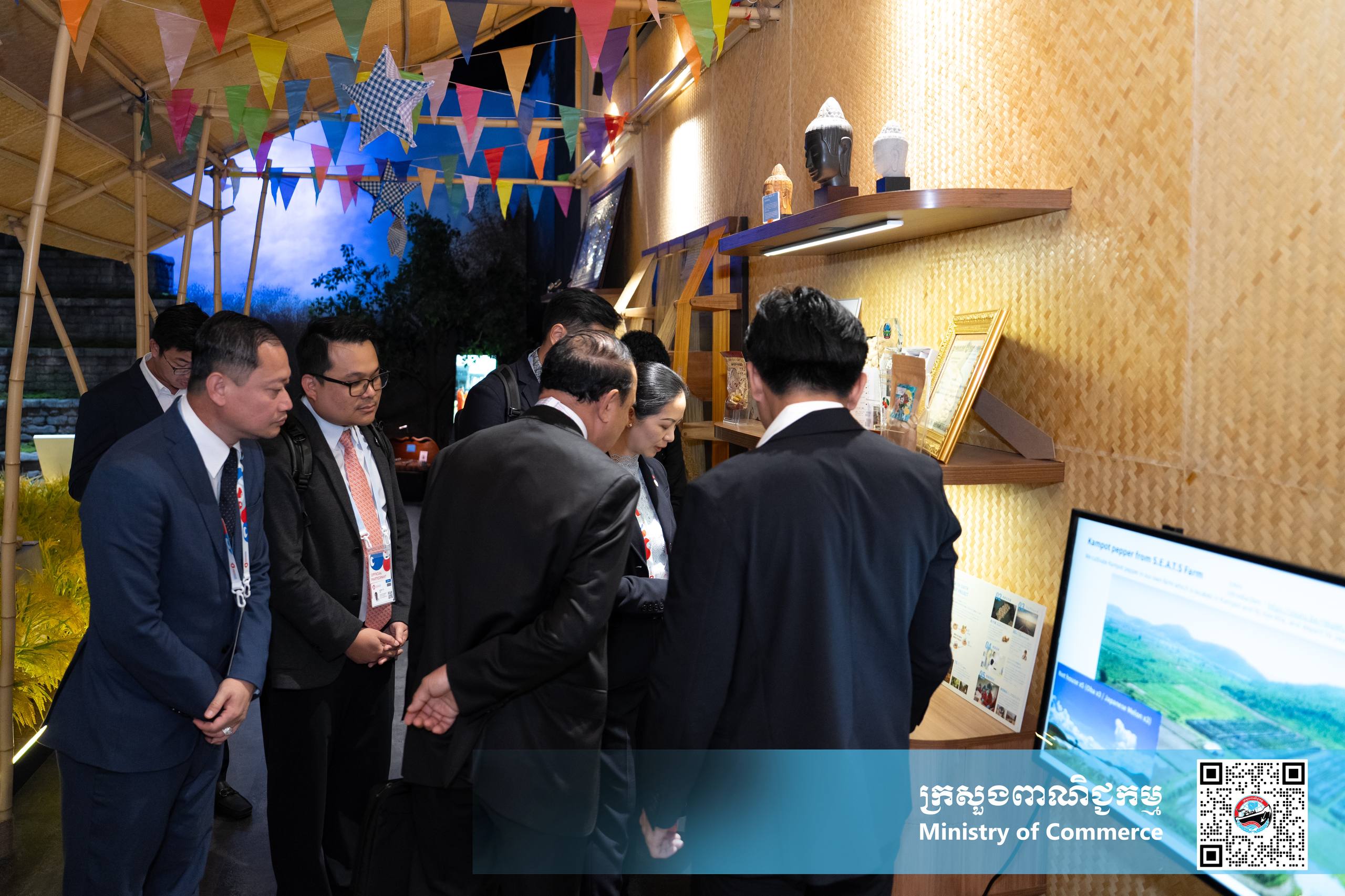លោកជំទាវ ចម និម្មល រដ្ឋមន្ត្រីក្រសួងពាណិជ្ជកម្ម និងជាប្រធានគណៈកម្មការអន្តរក្រសួងដើម្បីរៀបចំ និងចូលរួមពិព័រណ៍ពិភពលោក និងពិព័រណ៍ពាណិជ្ជកម្មអន្តរជាតិ បានអញ្ជើញចូលទស្សនា និងត្រួតពិនិត្យវឌ្ឍនភាពការងាររបស់ពន្លាជាតិកម្ពុជា ក្នុងពិព័រណ៍ពិភពលោក២០២៥ អូសាកា កាន់សៃ ប្រទេសជប៉ុន