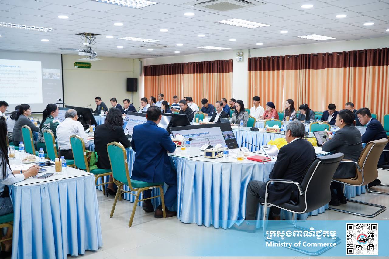 ឯកឧត្តម ណាំ លីណាល់ អនុរដ្ឋលេខាធិការក្រសួងពាណិជ្ជកម្ម បានដឹកនាំកិច្ចប្រជុំផ្សព្វផ្សាយអំពីនីតិវិធី និងលក្ខខណ្ឌតម្រូវរបស់គណៈកម្មការ ពិព័រណ៍ ដើម្បីចូលរួមពិព័រណ៍ចិន–អាស៊ាន លើកទី២២