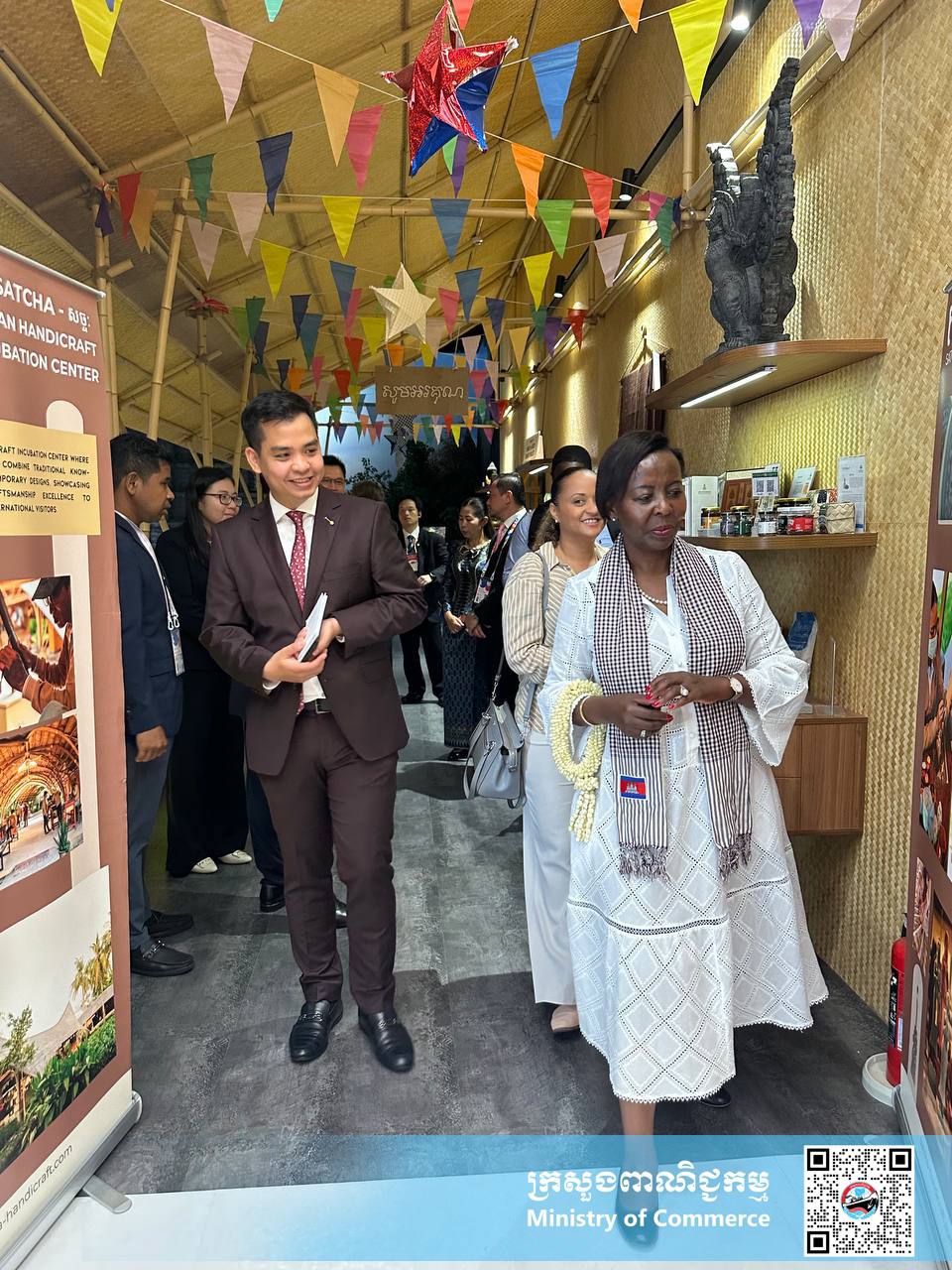 លោកជំទាវ Louise MUSHIKIWABO អគ្គលេខាធិការអង្គការអន្តរជាតិហ្វ្រង់កូហ្វូនី បានអញ្ជើញមកទស្សនាពន្លាជាតិកម្ពុជា ក្នុងពិព័រណ៍ពិភពលោក ២០២៥ អូសាកា កាន់សៃ ប្រទេសជប៉ុន