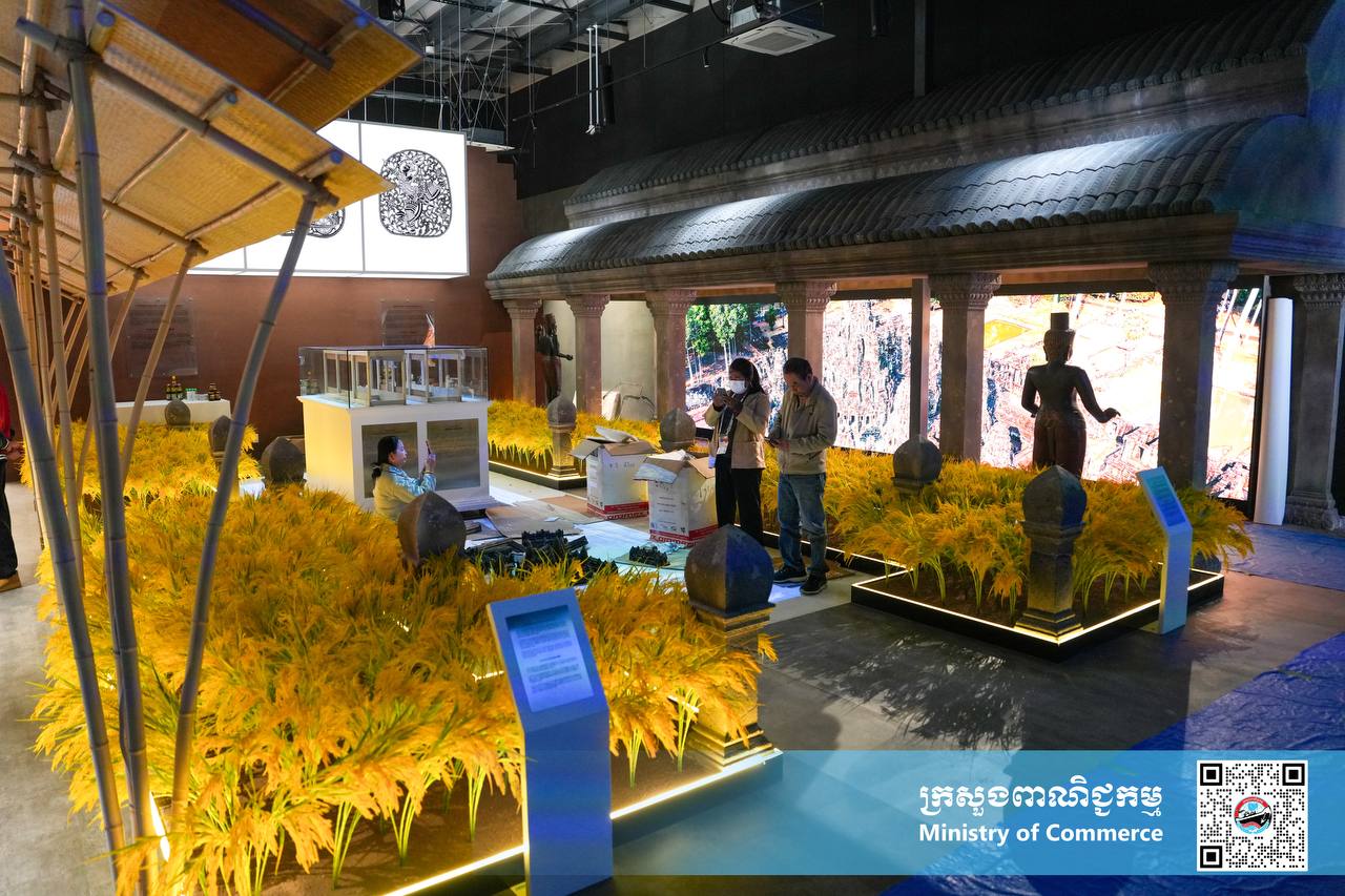 ឯកឧត្តម ណាំ លីណាល់ អនុរដ្ឋលេខាធិការក្រសួងពាណិជ្ជកម្ម និងជានាយកពន្លាជាតិកម្ពុជា ក្នុងពិព័រណ៍ពិភពលោក ២០២៥ អូសាកា កាន់សៃ បានអញ្ជើញដឹកនាំក្រុមការងារក្រសួងពាណិជ្ជកម្ម ចុះពិនិត្យការដ្ឋានសាងសង់ពន្លាជាតិកម្ពុជា ការរៀបចំតុបតែង និងការរៀបចំផលិតផលសក្កានុពលរបស់កម្ពុជា នៅក្នុងពន្លាជាតិកម្ពុជា ដើម្បីត្រៀមលក្ខណៈចូលរួមពិព័រណ៍ពិភពលោក២០២៥ អូសាកា កាន់សៃ ប្រទេសជប៉ុន