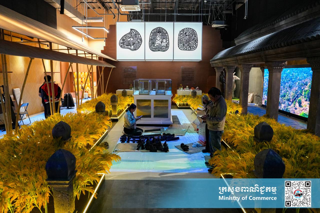 ឯកឧត្តម ណាំ លីណាល់ អនុរដ្ឋលេខាធិការក្រសួងពាណិជ្ជកម្ម និងជានាយកពន្លាជាតិកម្ពុជា ក្នុងពិព័រណ៍ពិភពលោក ២០២៥ អូសាកា កាន់សៃ បានអញ្ជើញដឹកនាំក្រុមការងារក្រសួងពាណិជ្ជកម្ម ចុះពិនិត្យការដ្ឋានសាងសង់ពន្លាជាតិកម្ពុជា ការរៀបចំតុបតែង និងការរៀបចំផលិតផលសក្កានុពលរបស់កម្ពុជា នៅក្នុងពន្លាជាតិកម្ពុជា ដើម្បីត្រៀមលក្ខណៈចូលរួមពិព័រណ៍ពិភពលោក២០២៥ អូសាកា កាន់សៃ ប្រទេសជប៉ុន