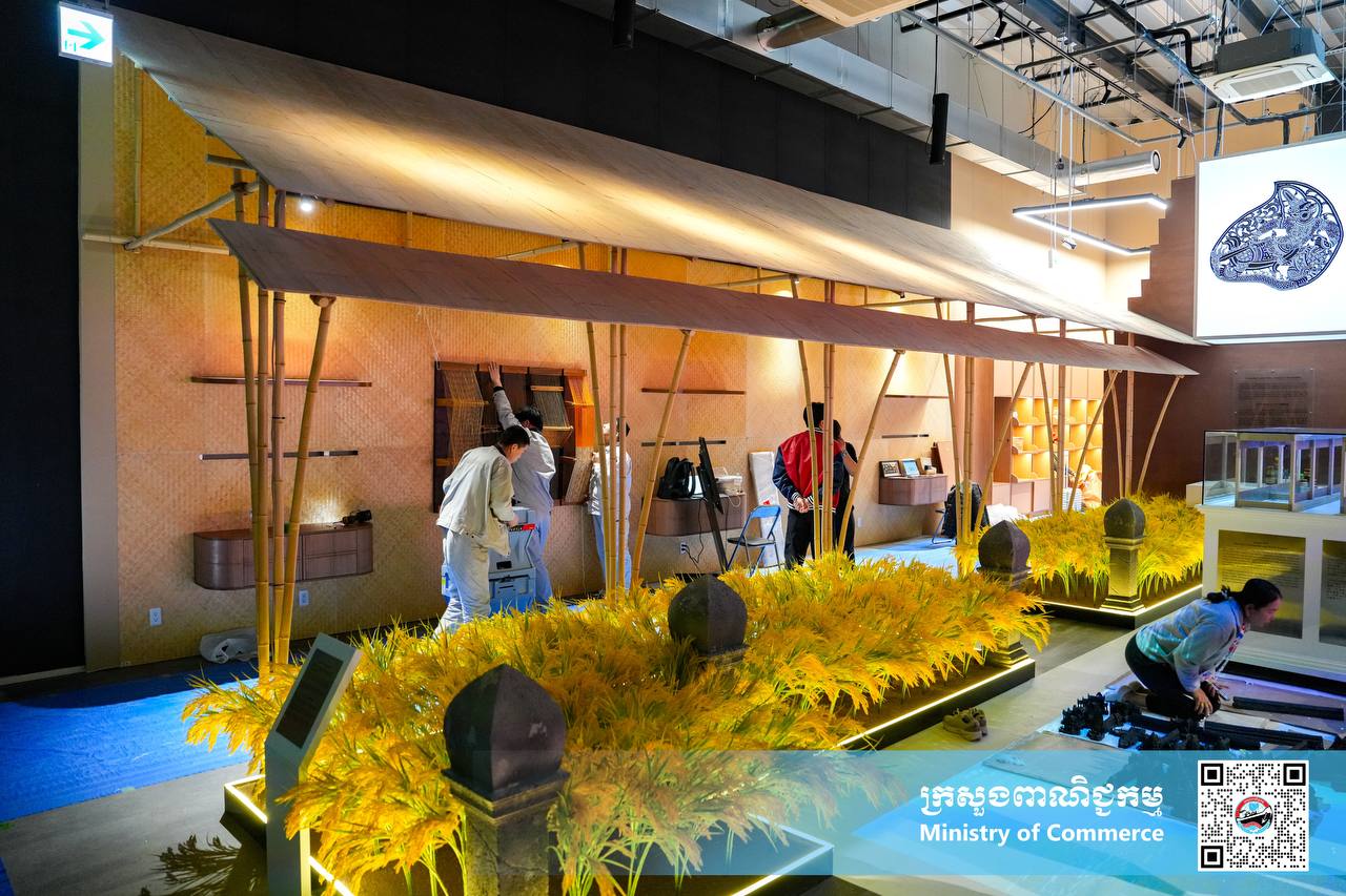 ឯកឧត្តម ណាំ លីណាល់ អនុរដ្ឋលេខាធិការក្រសួងពាណិជ្ជកម្ម និងជានាយកពន្លាជាតិកម្ពុជា ក្នុងពិព័រណ៍ពិភពលោក ២០២៥ អូសាកា កាន់សៃ បានអញ្ជើញដឹកនាំក្រុមការងារក្រសួងពាណិជ្ជកម្ម ចុះពិនិត្យការដ្ឋានសាងសង់ពន្លាជាតិកម្ពុជា ការរៀបចំតុបតែង និងការរៀបចំផលិតផលសក្កានុពលរបស់កម្ពុជា នៅក្នុងពន្លាជាតិកម្ពុជា ដើម្បីត្រៀមលក្ខណៈចូលរួមពិព័រណ៍ពិភពលោក២០២៥ អូសាកា កាន់សៃ ប្រទេសជប៉ុន