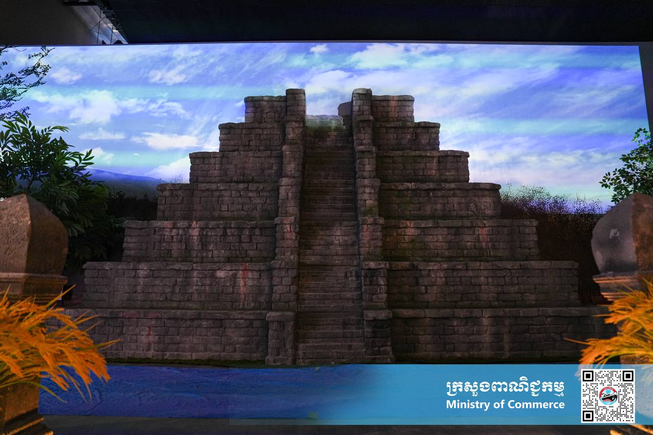 ឯកឧត្តម ណាំ លីណាល់ អនុរដ្ឋលេខាធិការក្រសួងពាណិជ្ជកម្ម និងជានាយកពន្លាជាតិកម្ពុជា ក្នុងពិព័រណ៍ពិភពលោក ២០២៥ អូសាកា កាន់សៃ បានអញ្ជើញដឹកនាំក្រុមការងារក្រសួងពាណិជ្ជកម្ម ចុះពិនិត្យការដ្ឋានសាងសង់ពន្លាជាតិកម្ពុជា ការរៀបចំតុបតែង និងការរៀបចំផលិតផលសក្កានុពលរបស់កម្ពុជា នៅក្នុងពន្លាជាតិកម្ពុជា ដើម្បីត្រៀមលក្ខណៈចូលរួមពិព័រណ៍ពិភពលោក២០២៥ អូសាកា កាន់សៃ ប្រទេសជប៉ុន