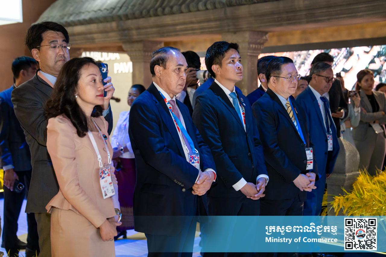 ឯកឧត្តម សំហេង បូរ៉ា រដ្ឋលេខាធិការក្រសួងពាណិជ្ជកម្ម និងជាអគ្គស្នងការរងសម្រាប់តំណាងកម្ពុជា ក្នុងពិព័រណ៍ពិភពលោក២០២៥ អូសាកា កាន់សៃ តំណាងដ៏ខ្ពង់ខ្ពស់ លោកជំទាវ ចម និម្មល រដ្ឋមន្ត្រីក្រសួងពាណិជ្ជកម្ម បានអញ្ជើញជាអធិបតីក្នុងពិធីសម្ពោធជាផ្លូវការពន្លាជាតិកម្ពុជា នៅក្នុងពិព័រណ៍ពិភពលោក២០២៥ អូសាកា កាន់សៃ ប្រទេសជប៉ុន