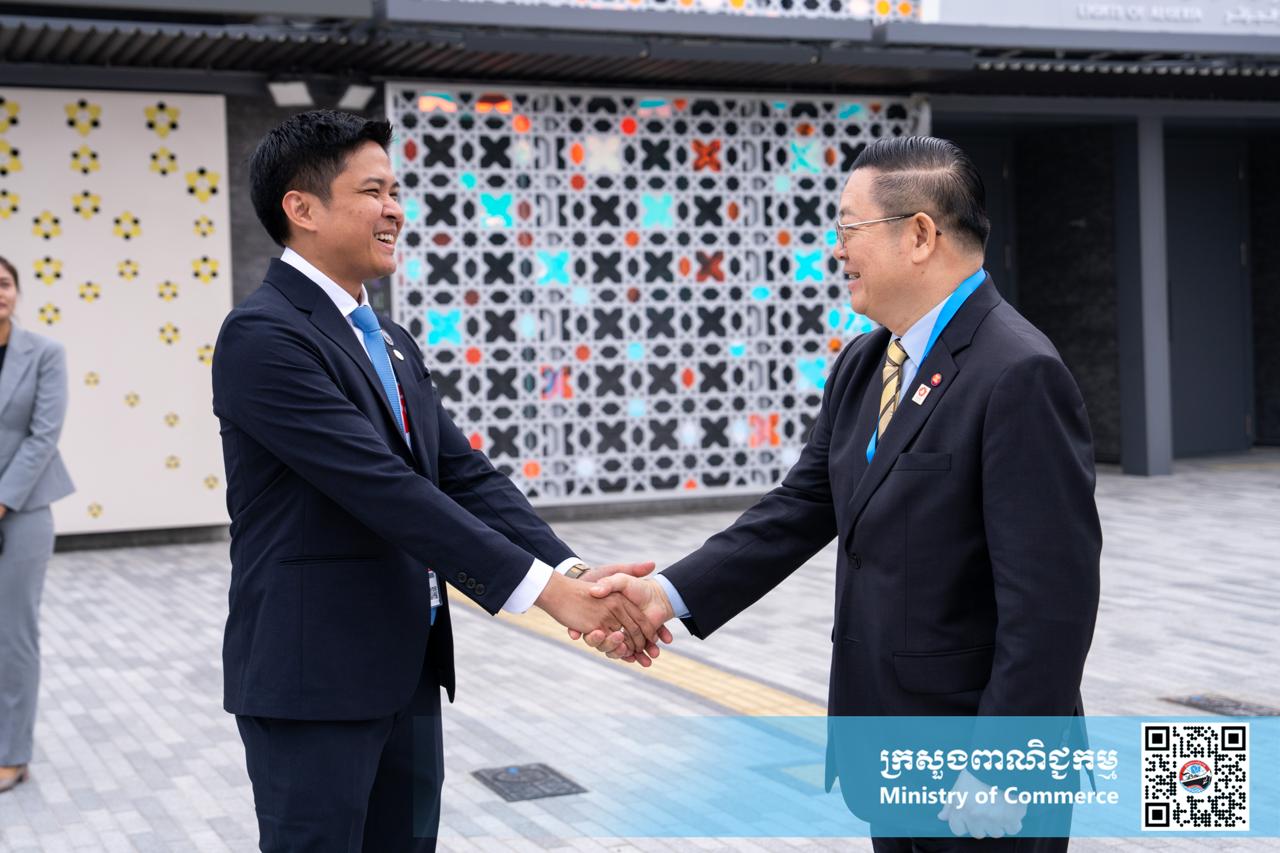 ឯកឧត្តម សំហេង បូរ៉ា រដ្ឋលេខាធិការក្រសួងពាណិជ្ជកម្ម និងជាអគ្គស្នងការរងសម្រាប់តំណាងកម្ពុជា ក្នុងពិព័រណ៍ពិភពលោក២០២៥ អូសាកា កាន់សៃ តំណាងដ៏ខ្ពង់ខ្ពស់ លោកជំទាវ ចម និម្មល រដ្ឋមន្ត្រីក្រសួងពាណិជ្ជកម្ម បានអញ្ជើញជាអធិបតីក្នុងពិធីសម្ពោធជាផ្លូវការពន្លាជាតិកម្ពុជា នៅក្នុងពិព័រណ៍ពិភពលោក២០២៥ អូសាកា កាន់សៃ ប្រទេសជប៉ុន