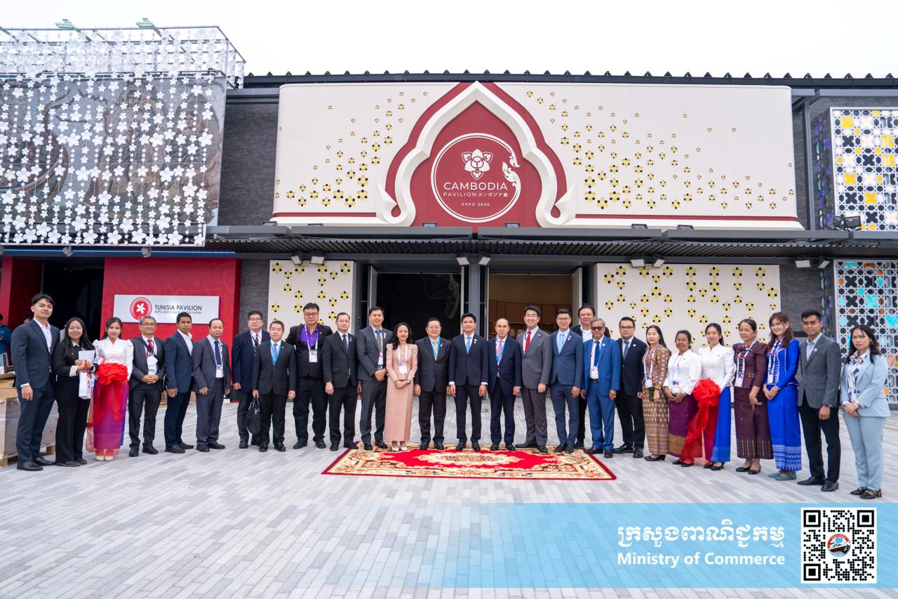 ឯកឧត្តម សំហេង បូរ៉ា រដ្ឋលេខាធិការក្រសួងពាណិជ្ជកម្ម និងជាអគ្គស្នងការរងសម្រាប់តំណាងកម្ពុជា ក្នុងពិព័រណ៍ពិភពលោក២០២៥ អូសាកា កាន់សៃ តំណាងដ៏ខ្ពង់ខ្ពស់ លោកជំទាវ ចម និម្មល រដ្ឋមន្ត្រីក្រសួងពាណិជ្ជកម្ម បានអញ្ជើញជាអធិបតីក្នុងពិធីសម្ពោធជាផ្លូវការពន្លាជាតិកម្ពុជា នៅក្នុងពិព័រណ៍ពិភពលោក២០២៥ អូសាកា កាន់សៃ ប្រទេសជប៉ុន