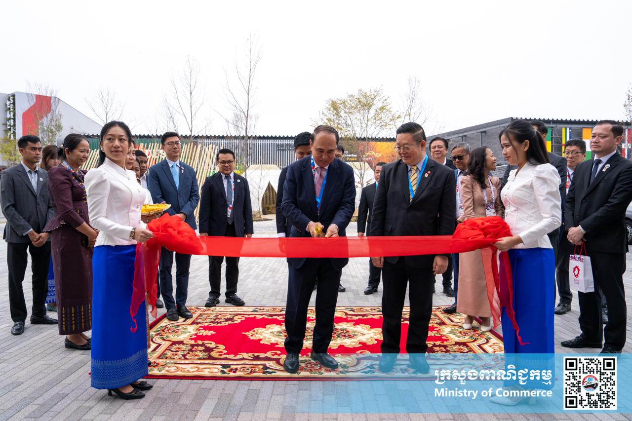 ឯកឧត្តម សំហេង បូរ៉ា រដ្ឋលេខាធិការក្រសួងពាណិជ្ជកម្ម និងជាអគ្គស្នងការរងសម្រាប់តំណាងកម្ពុជា ក្នុងពិព័រណ៍ពិភពលោក២០២៥ អូសាកា កាន់សៃ តំណាងដ៏ខ្ពង់ខ្ពស់ លោកជំទាវ ចម និម្មល រដ្ឋមន្ត្រីក្រសួងពាណិជ្ជកម្ម បានអញ្ជើញជាអធិបតីក្នុងពិធីសម្ពោធជាផ្លូវការពន្លាជាតិកម្ពុជា នៅក្នុងពិព័រណ៍ពិភពលោក២០២៥ អូសាកា កាន់សៃ ប្រទេសជប៉ុន