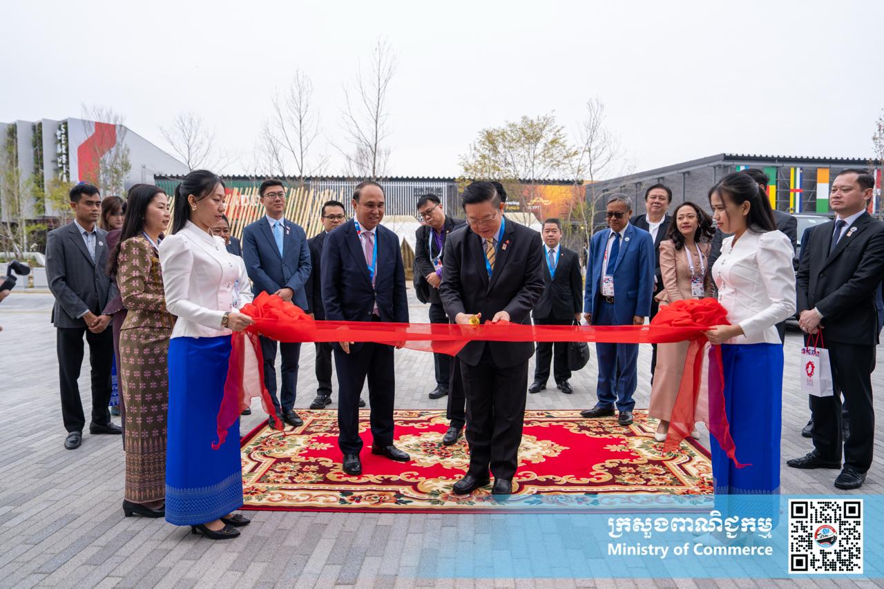 ឯកឧត្តម សំហេង បូរ៉ា រដ្ឋលេខាធិការក្រសួងពាណិជ្ជកម្ម និងជាអគ្គស្នងការរងសម្រាប់តំណាងកម្ពុជា ក្នុងពិព័រណ៍ពិភពលោក២០២៥ អូសាកា កាន់សៃ តំណាងដ៏ខ្ពង់ខ្ពស់ លោកជំទាវ ចម និម្មល រដ្ឋមន្ត្រីក្រសួងពាណិជ្ជកម្ម បានអញ្ជើញជាអធិបតីក្នុងពិធីសម្ពោធជាផ្លូវការពន្លាជាតិកម្ពុជា នៅក្នុងពិព័រណ៍ពិភពលោក២០២៥ អូសាកា កាន់សៃ ប្រទេសជប៉ុន