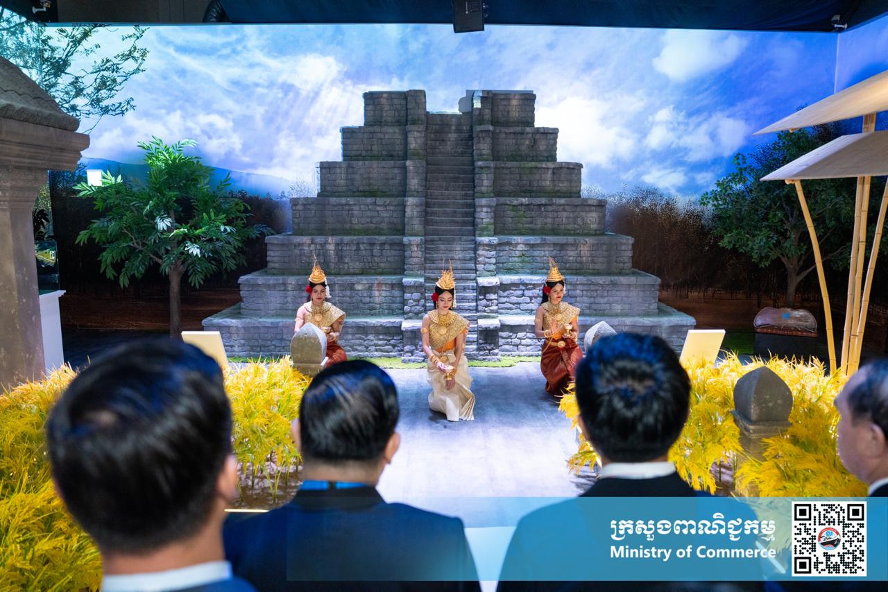 ឯកឧត្តម សំហេង បូរ៉ា រដ្ឋលេខាធិការក្រសួងពាណិជ្ជកម្ម និងជាអគ្គស្នងការរងសម្រាប់តំណាងកម្ពុជា ក្នុងពិព័រណ៍ពិភពលោក២០២៥ អូសាកា កាន់សៃ តំណាងដ៏ខ្ពង់ខ្ពស់ លោកជំទាវ ចម និម្មល រដ្ឋមន្ត្រីក្រសួងពាណិជ្ជកម្ម បានអញ្ជើញជាអធិបតីក្នុងពិធីសម្ពោធជាផ្លូវការពន្លាជាតិកម្ពុជា នៅក្នុងពិព័រណ៍ពិភពលោក២០២៥ អូសាកា កាន់សៃ ប្រទេសជប៉ុន