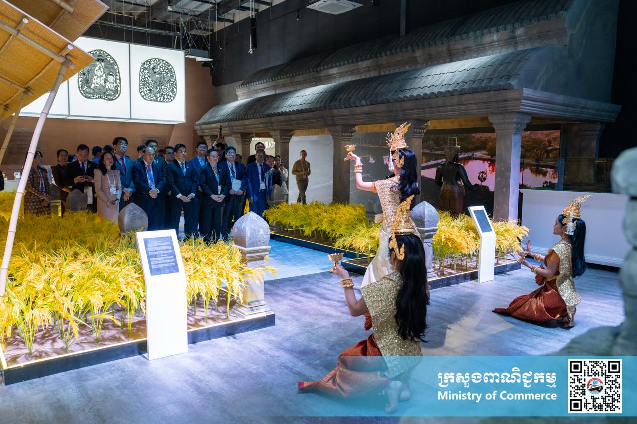 ឯកឧត្តម សំហេង បូរ៉ា រដ្ឋលេខាធិការក្រសួងពាណិជ្ជកម្ម និងជាអគ្គស្នងការរងសម្រាប់តំណាងកម្ពុជា ក្នុងពិព័រណ៍ពិភពលោក២០២៥ អូសាកា កាន់សៃ តំណាងដ៏ខ្ពង់ខ្ពស់ លោកជំទាវ ចម និម្មល រដ្ឋមន្ត្រីក្រសួងពាណិជ្ជកម្ម បានអញ្ជើញជាអធិបតីក្នុងពិធីសម្ពោធជាផ្លូវការពន្លាជាតិកម្ពុជា នៅក្នុងពិព័រណ៍ពិភពលោក២០២៥ អូសាកា កាន់សៃ ប្រទេសជប៉ុន