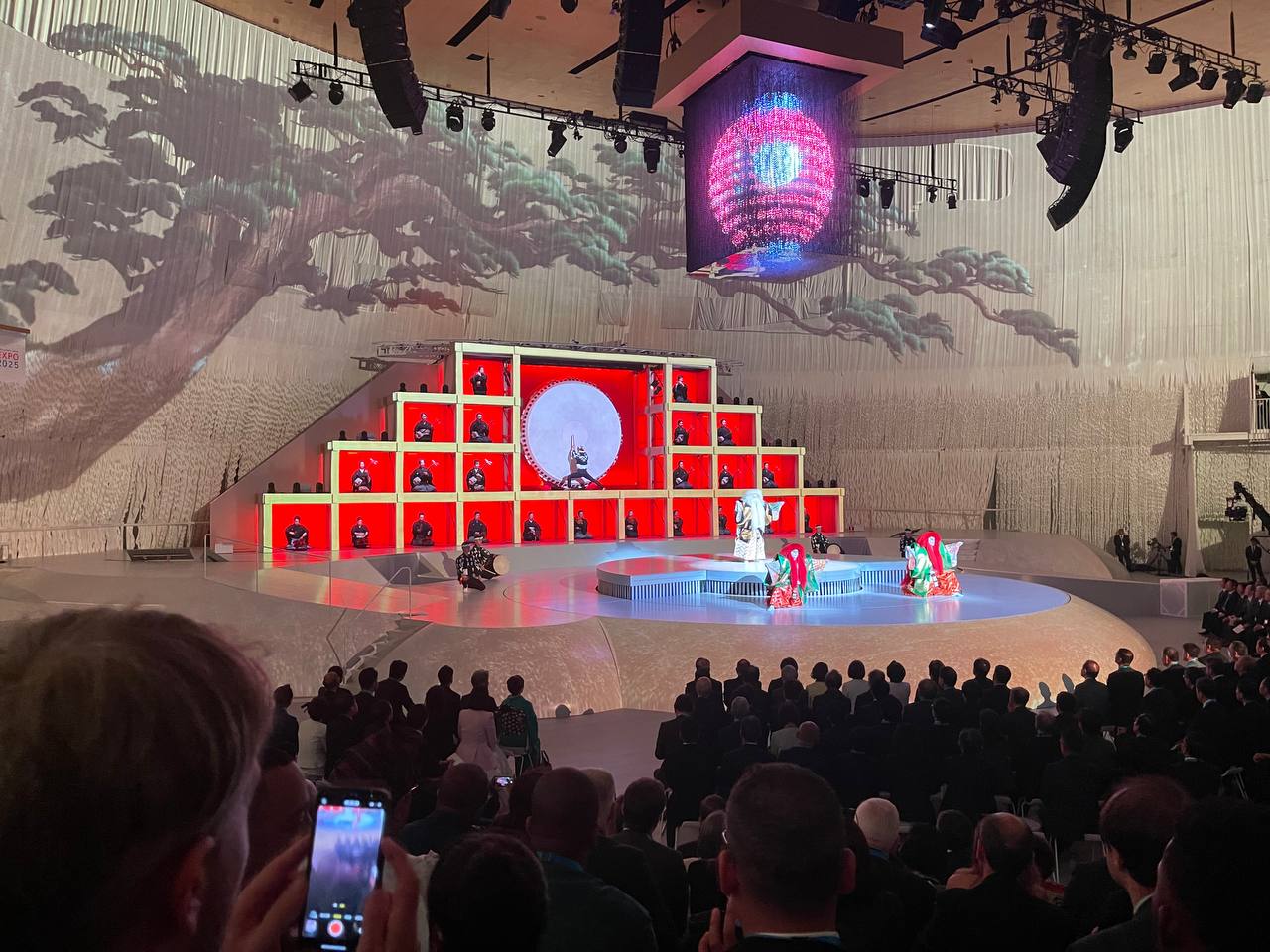 ឯកឧត្តម សំហេង បូរ៉ា រដ្ឋលេខាធិការក្រសួងពាណិជ្ជកម្ម និងជាអគ្គស្នងការរងសម្រាប់តំណាងកម្ពុជា ក្នុងពិព័រណ៍ពិភពលោក២០២៥ អូសាកា កាន់សៃ តំណាងដ៏ខ្ពង់ខ្ពស់ លោកជំទាវ ចម និម្មល រដ្ឋមន្ត្រីក្រសួងពាណិជ្ជកម្ម បានអញ្ជើញចូលរួមក្នុងកម្មវិធីសម្ពោធជាផ្លូវការនៃពិព័រណ៍ពិភពលោក២០២៥ អូសាកា កាន់សៃ ក្រោមព្រះរាជាធិបតីព្រះចៅអធិរាជជប៉ុន និងដោយមានគណៈប្រតិភូចូលរួមពីប្រទេសចំនួន១៥៨ និងអង្គការអន្តរជាតិធំៗចំនួន៧