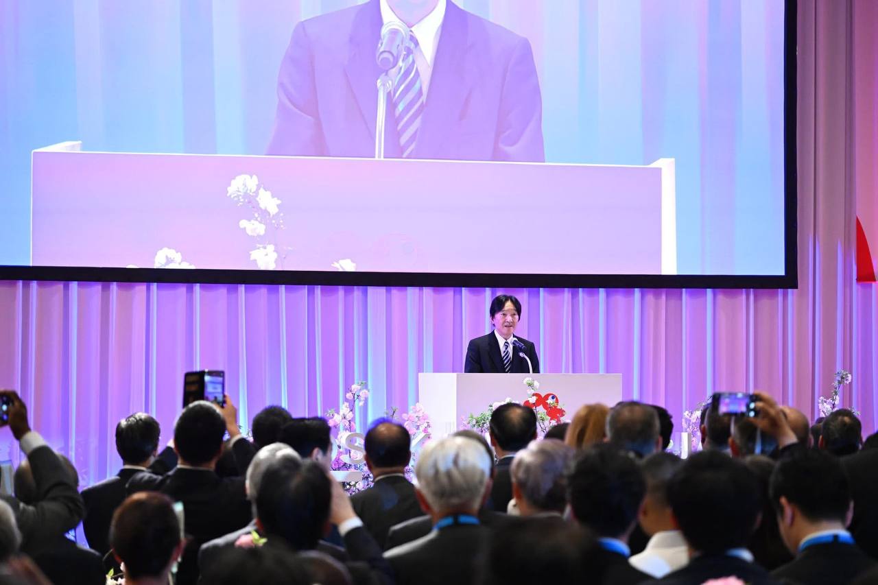 ឯកឧត្តម សំហេង បូរ៉ា រដ្ឋលេខាធិការក្រសួងពាណិជ្ជកម្ម និងជាអគ្គស្នងការរងសម្រាប់តំណាងកម្ពុជា ក្នុងពិព័រណ៍ពិភពលោក២០២៥ អូសាកា កាន់សៃ តំណាងដ៏ខ្ពង់ខ្ពស់ លោកជំទាវ ចម និម្មល រដ្ឋមន្ត្រីក្រសួងពាណិជ្ជកម្ម បានអញ្ជើញចូលរួមក្នុងកម្មវិធីសម្ពោធជាផ្លូវការនៃពិព័រណ៍ពិភពលោក២០២៥ អូសាកា កាន់សៃ ក្រោមព្រះរាជាធិបតីព្រះចៅអធិរាជជប៉ុន និងដោយមានគណៈប្រតិភូចូលរួមពីប្រទេសចំនួន១៥៨ និងអង្គការអន្តរជាតិធំៗចំនួន៧