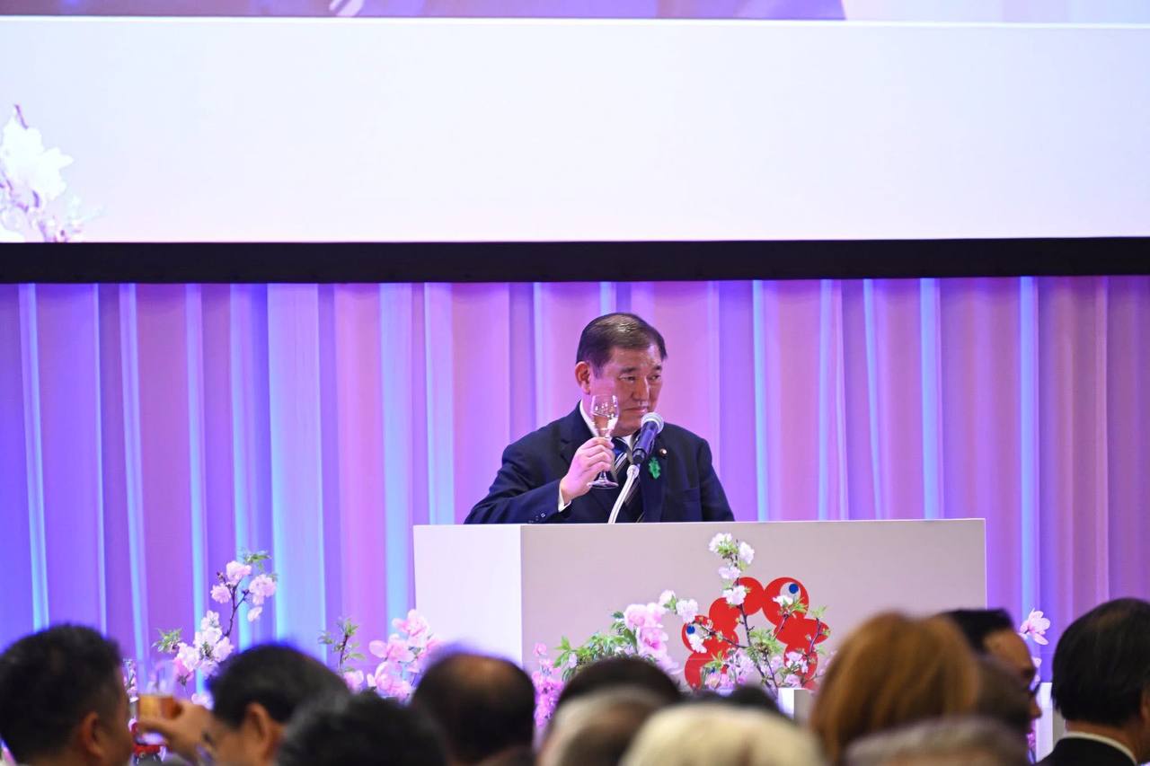 ឯកឧត្តម សំហេង បូរ៉ា រដ្ឋលេខាធិការក្រសួងពាណិជ្ជកម្ម និងជាអគ្គស្នងការរងសម្រាប់តំណាងកម្ពុជា ក្នុងពិព័រណ៍ពិភពលោក២០២៥ អូសាកា កាន់សៃ តំណាងដ៏ខ្ពង់ខ្ពស់ លោកជំទាវ ចម និម្មល រដ្ឋមន្ត្រីក្រសួងពាណិជ្ជកម្ម បានអញ្ជើញចូលរួមក្នុងកម្មវិធីសម្ពោធជាផ្លូវការនៃពិព័រណ៍ពិភពលោក២០២៥ អូសាកា កាន់សៃ ក្រោមព្រះរាជាធិបតីព្រះចៅអធិរាជជប៉ុន និងដោយមានគណៈប្រតិភូចូលរួមពីប្រទេសចំនួន១៥៨ និងអង្គការអន្តរជាតិធំៗចំនួន៧