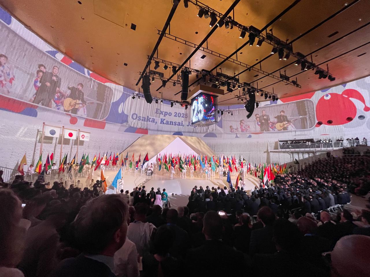 ឯកឧត្តម សំហេង បូរ៉ា រដ្ឋលេខាធិការក្រសួងពាណិជ្ជកម្ម និងជាអគ្គស្នងការរងសម្រាប់តំណាងកម្ពុជា ក្នុងពិព័រណ៍ពិភពលោក២០២៥ អូសាកា កាន់សៃ តំណាងដ៏ខ្ពង់ខ្ពស់ លោកជំទាវ ចម និម្មល រដ្ឋមន្ត្រីក្រសួងពាណិជ្ជកម្ម បានអញ្ជើញចូលរួមក្នុងកម្មវិធីសម្ពោធជាផ្លូវការនៃពិព័រណ៍ពិភពលោក២០២៥ អូសាកា កាន់សៃ ក្រោមព្រះរាជាធិបតីព្រះចៅអធិរាជជប៉ុន និងដោយមានគណៈប្រតិភូចូលរួមពីប្រទេសចំនួន១៥៨ និងអង្គការអន្តរជាតិធំៗចំនួន៧