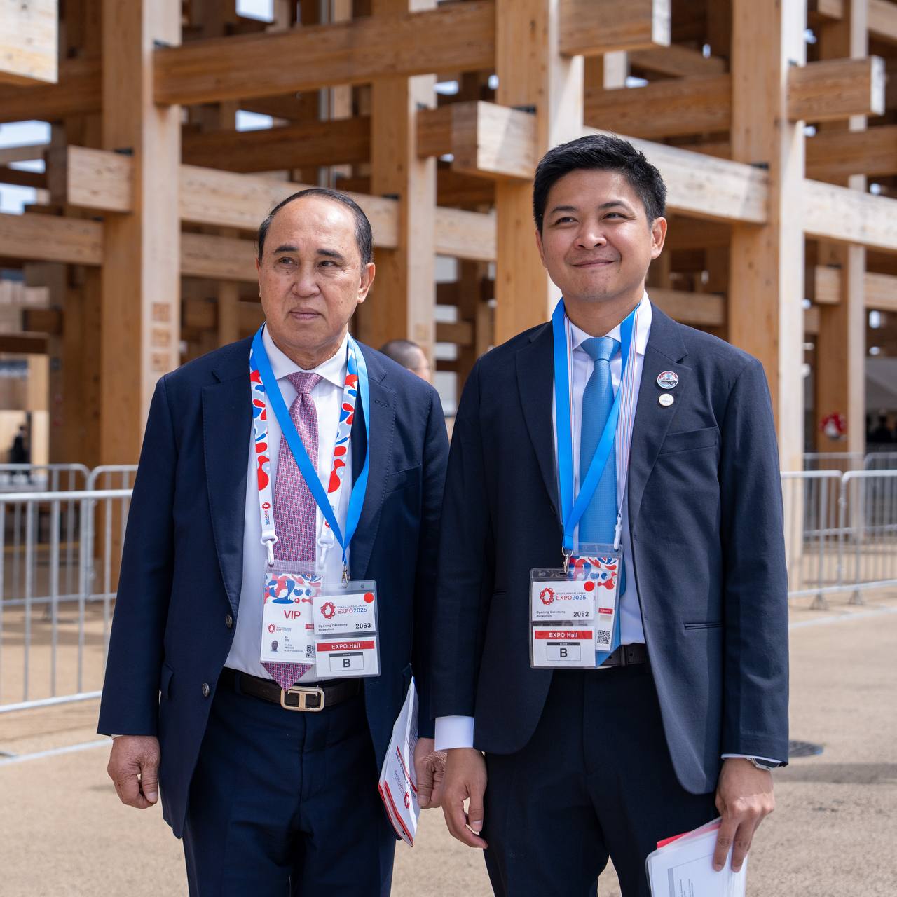 ឯកឧត្តម សំហេង បូរ៉ា រដ្ឋលេខាធិការក្រសួងពាណិជ្ជកម្ម និងជាអគ្គស្នងការរងសម្រាប់តំណាងកម្ពុជា ក្នុងពិព័រណ៍ពិភពលោក២០២៥ អូសាកា កាន់សៃ តំណាងដ៏ខ្ពង់ខ្ពស់ លោកជំទាវ ចម និម្មល រដ្ឋមន្ត្រីក្រសួងពាណិជ្ជកម្ម បានអញ្ជើញចូលរួមក្នុងកម្មវិធីសម្ពោធជាផ្លូវការនៃពិព័រណ៍ពិភពលោក២០២៥ អូសាកា កាន់សៃ ក្រោមព្រះរាជាធិបតីព្រះចៅអធិរាជជប៉ុន និងដោយមានគណៈប្រតិភូចូលរួមពីប្រទេសចំនួន១៥៨ និងអង្គការអន្តរជាតិធំៗចំនួន៧