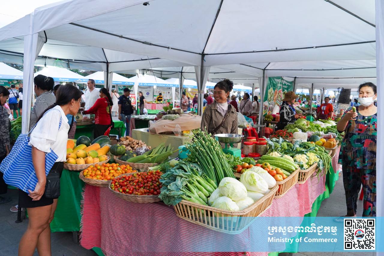 រូបភាពខ្លះៗស្ដីពីសកម្មភាពរបស់បងប្អូនអាជីវករ ពាណិជ្ជករ ភ្ញៀវទេសចរណ៍ជាតិ និងអន្តរជាតិ ចូលរួមព្រឹត្តិការណ៍ «ពិព័រណ៍ផលិតផលខ្មែរ និងបន្លែផ្លែឈើ លើកទី១៨»