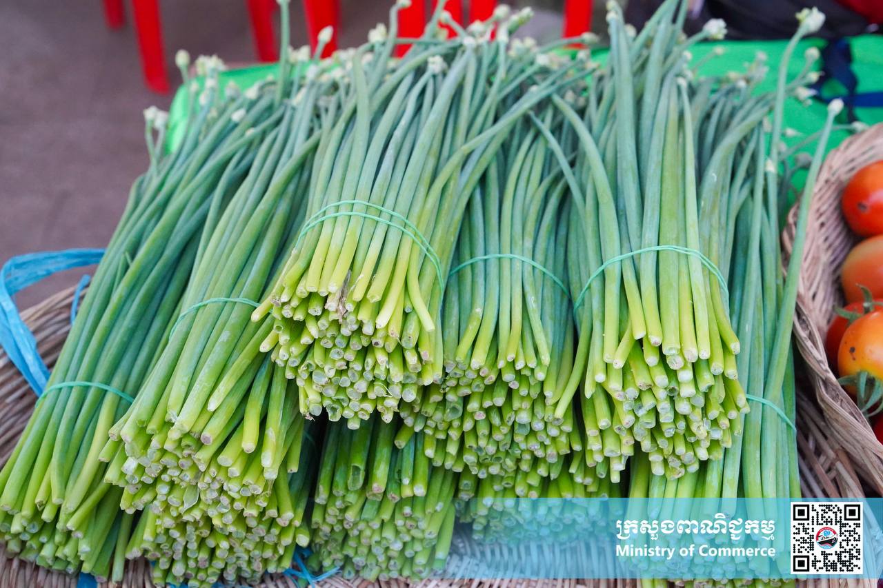 រូបភាពខ្លះៗស្ដីពីសកម្មភាពរបស់បងប្អូនអាជីវករ ពាណិជ្ជករ ភ្ញៀវទេសចរណ៍ជាតិ និងអន្តរជាតិ ចូលរួមព្រឹត្តិការណ៍ «ពិព័រណ៍ផលិតផលខ្មែរ និងបន្លែផ្លែឈើ លើកទី១៨»