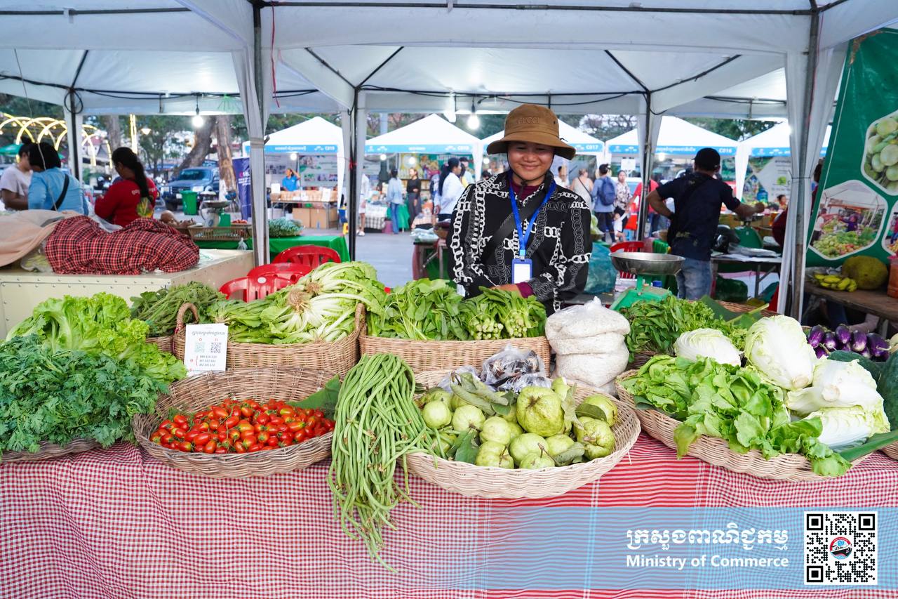 រូបភាពខ្លះៗស្ដីពីសកម្មភាពរបស់បងប្អូនអាជីវករ ពាណិជ្ជករ ភ្ញៀវទេសចរណ៍ជាតិ និងអន្តរជាតិ ចូលរួមព្រឹត្តិការណ៍ «ពិព័រណ៍ផលិតផលខ្មែរ និងបន្លែផ្លែឈើ លើកទី១៨»