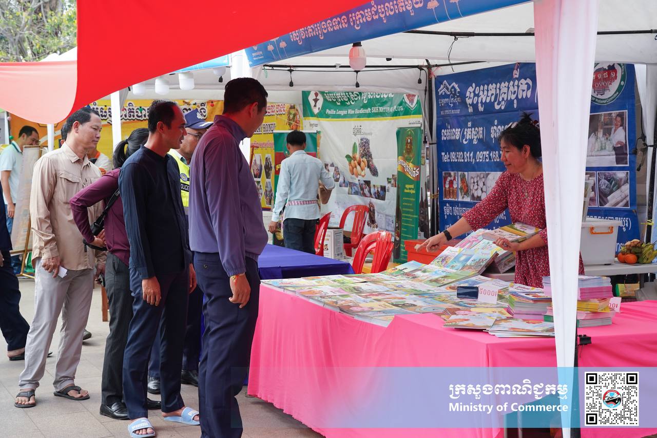 រូបភាពខ្លះៗស្ដីពីសកម្មភាពរបស់បងប្អូនអាជីវករ ពាណិជ្ជករ រៀបបចំស្តង់ «ពិព័រណ៍ផលិតផលខ្មែរ និងបន្លែផ្លែឈើ លើកទី១៨» ក្រោមមូលបទ «បង្កើនតម្លៃបន្ថែមនៃអាជីវកម្មបន្លែផ្លែឈើ» នៅបរិវេណសួនហាត់ប្រាណមាត់ស្ទឹងសៀមរាប ខេត្តសៀមរាប នាព្រឹកថ្ងៃព្រហស្បត្តិ៍ ទី២៧ ខែកុម្ភៈ ឆ្នាំ២០២៥។