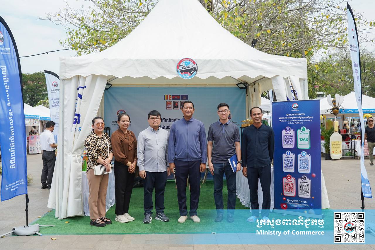 រូបភាពខ្លះៗស្ដីពីសកម្មភាពរបស់បងប្អូនអាជីវករ ពាណិជ្ជករ រៀបបចំស្តង់ «ពិព័រណ៍ផលិតផលខ្មែរ និងបន្លែផ្លែឈើ លើកទី១៨» ក្រោមមូលបទ «បង្កើនតម្លៃបន្ថែមនៃអាជីវកម្មបន្លែផ្លែឈើ» នៅបរិវេណសួនហាត់ប្រាណមាត់ស្ទឹងសៀមរាប ខេត្តសៀមរាប នាព្រឹកថ្ងៃព្រហស្បត្តិ៍ ទី២៧ ខែកុម្ភៈ ឆ្នាំ២០២៥។