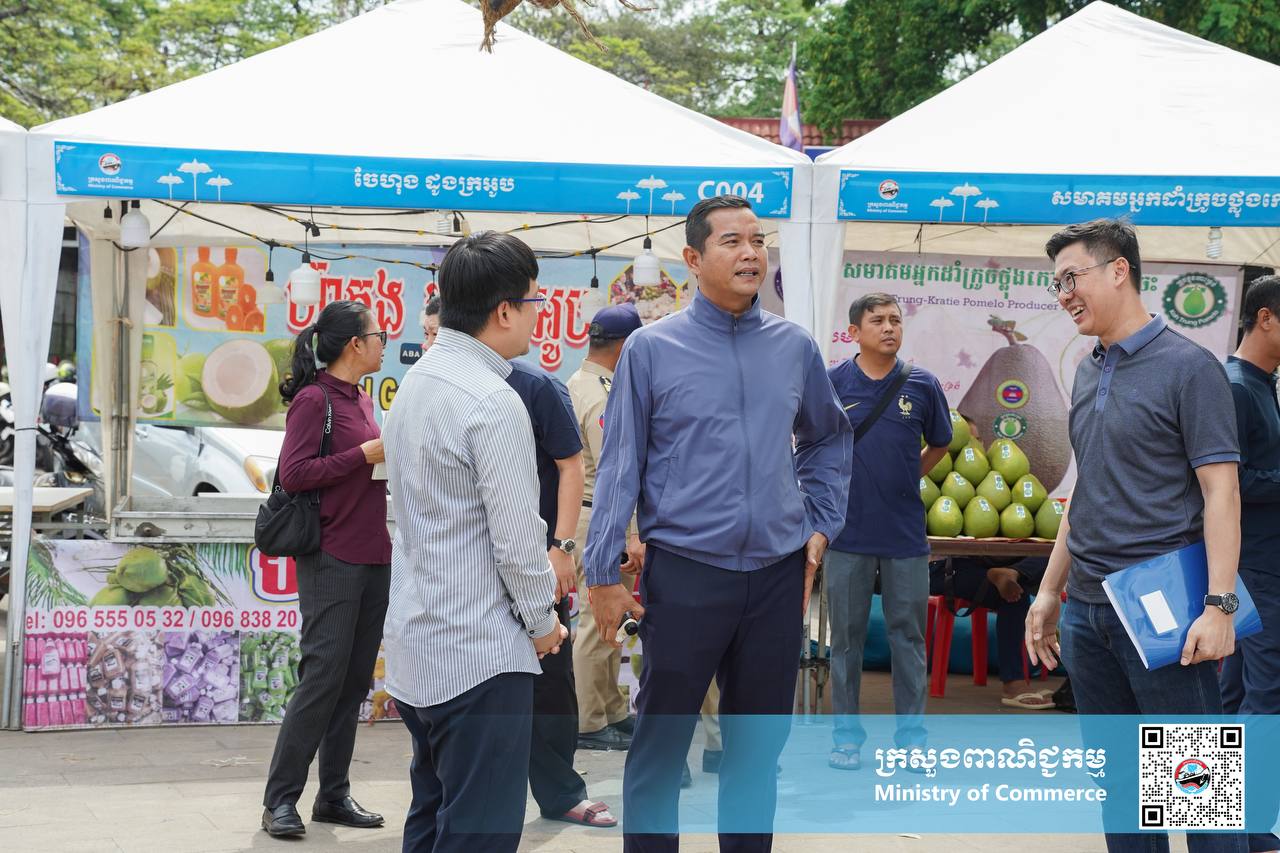 រូបភាពខ្លះៗស្ដីពីសកម្មភាពរបស់បងប្អូនអាជីវករ ពាណិជ្ជករ រៀបបចំស្តង់ «ពិព័រណ៍ផលិតផលខ្មែរ និងបន្លែផ្លែឈើ លើកទី១៨» ក្រោមមូលបទ «បង្កើនតម្លៃបន្ថែមនៃអាជីវកម្មបន្លែផ្លែឈើ» នៅបរិវេណសួនហាត់ប្រាណមាត់ស្ទឹងសៀមរាប ខេត្តសៀមរាប នាព្រឹកថ្ងៃព្រហស្បត្តិ៍ ទី២៧ ខែកុម្ភៈ ឆ្នាំ២០២៥។