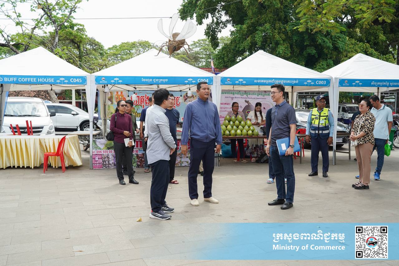 រូបភាពខ្លះៗស្ដីពីសកម្មភាពរបស់បងប្អូនអាជីវករ ពាណិជ្ជករ រៀបបចំស្តង់ «ពិព័រណ៍ផលិតផលខ្មែរ និងបន្លែផ្លែឈើ លើកទី១៨» ក្រោមមូលបទ «បង្កើនតម្លៃបន្ថែមនៃអាជីវកម្មបន្លែផ្លែឈើ» នៅបរិវេណសួនហាត់ប្រាណមាត់ស្ទឹងសៀមរាប ខេត្តសៀមរាប នាព្រឹកថ្ងៃព្រហស្បត្តិ៍ ទី២៧ ខែកុម្ភៈ ឆ្នាំ២០២៥។