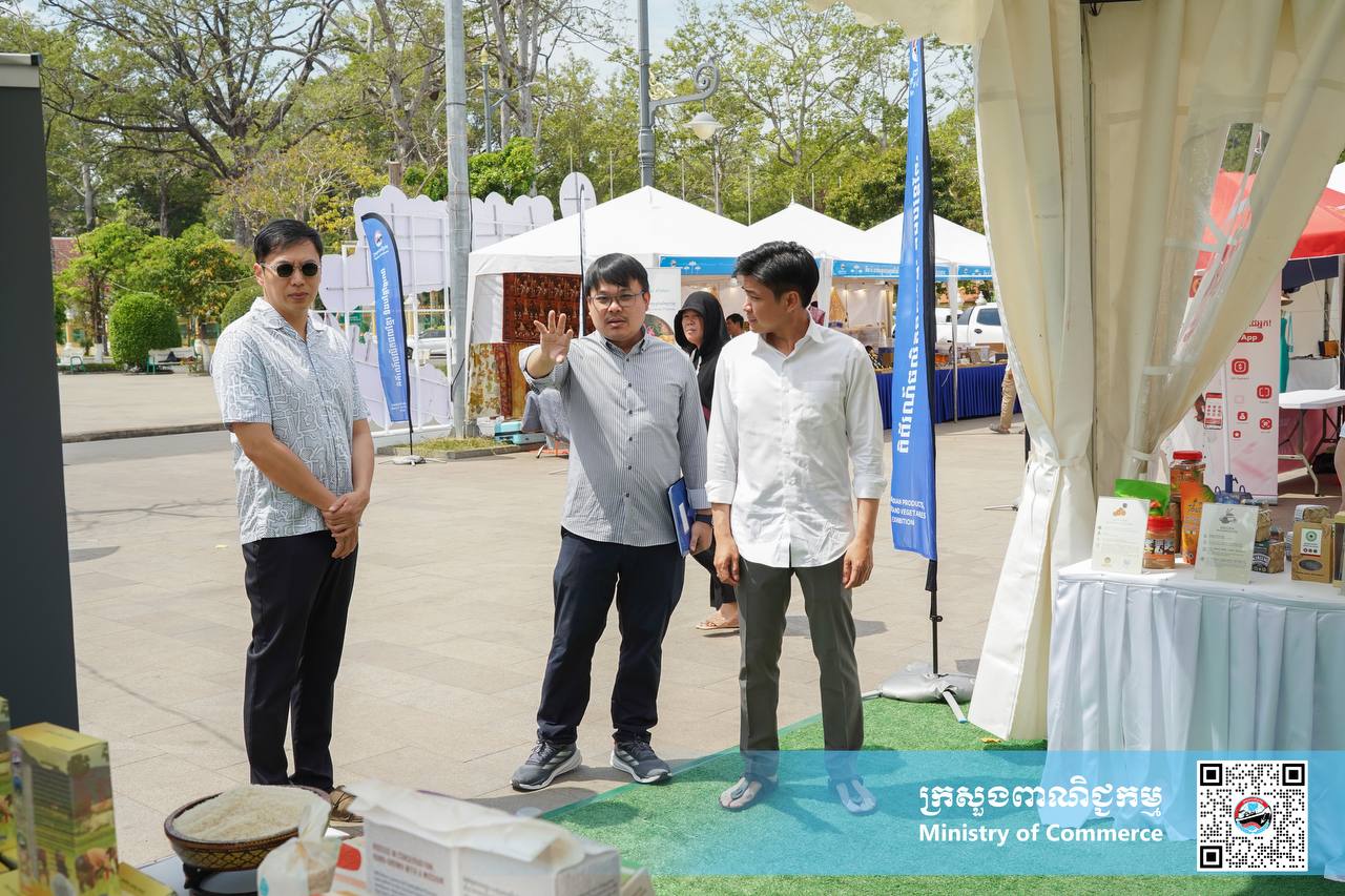 រូបភាពខ្លះៗស្ដីពីសកម្មភាពរបស់បងប្អូនអាជីវករ ពាណិជ្ជករ រៀបបចំស្តង់ «ពិព័រណ៍ផលិតផលខ្មែរ និងបន្លែផ្លែឈើ លើកទី១៨» ក្រោមមូលបទ «បង្កើនតម្លៃបន្ថែមនៃអាជីវកម្មបន្លែផ្លែឈើ» នៅបរិវេណសួនហាត់ប្រាណមាត់ស្ទឹងសៀមរាប ខេត្តសៀមរាប នាព្រឹកថ្ងៃព្រហស្បត្តិ៍ ទី២៧ ខែកុម្ភៈ ឆ្នាំ២០២៥។