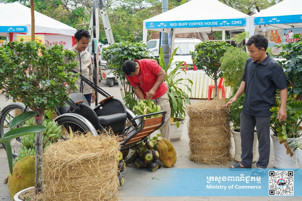រូបភាពខ្លះៗស្ដីពីសកម្មភាពរបស់បងប្អូនអាជីវករ ពាណិជ្ជករ រៀបបចំស្តង់ «ពិព័រណ៍ផលិតផលខ្មែរ និងបន្លែផ្លែឈើ លើកទី១៨» ក្រោមមូលបទ «បង្កើនតម្លៃបន្ថែមនៃអាជីវកម្មបន្លែផ្លែឈើ» នៅបរិវេណសួនហាត់ប្រាណមាត់ស្ទឹងសៀមរាប ខេត្តសៀមរាប នាព្រឹកថ្ងៃព្រហស្បត្តិ៍ ទី២៧ ខែកុម្ភៈ ឆ្នាំ២០២៥។