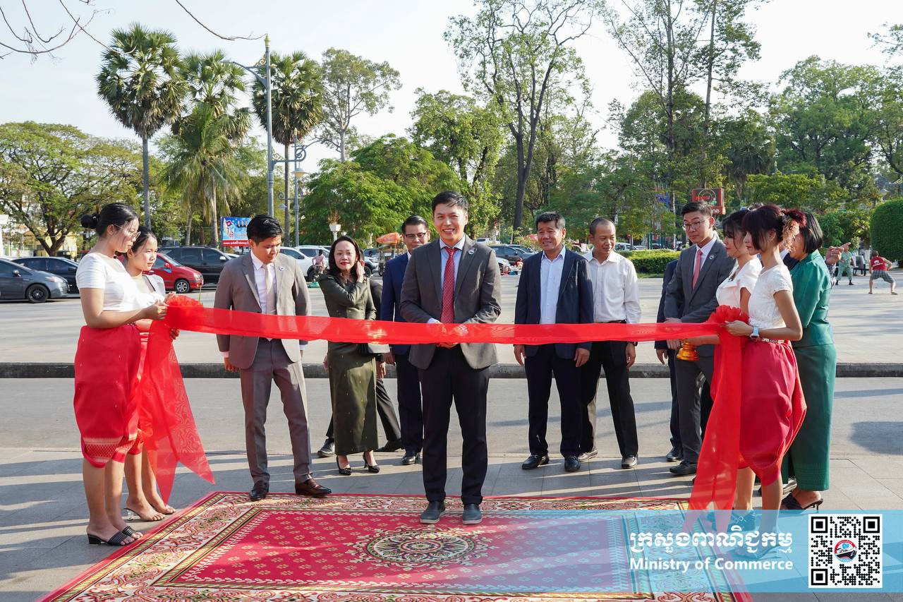 ឯកឧត្តម សំហេង បូរ៉ា រដ្ឋលេខាធិការក្រសួងពាណិជ្ជកម្ម ​អញ្ជើញ​ជាអធិបតី​ក្នុងពិធីសម្ពោធ «ពិព័រណ៍ផលិតផលខ្មែរ និងបន្លែផ្លែឈើ លើកទី១៨» ឆ្នាំ២០២៥ ក្រោមមូលបទ «បង្កើនតម្លៃបន្ថែមនៃអាជីវកម្មបន្លែផ្លែឈើ» នៅខេត្តសៀមរាប