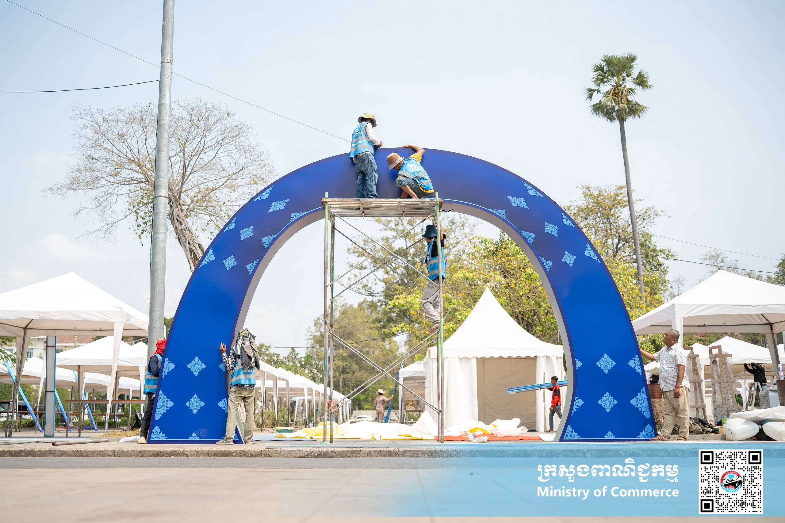 រូបភាពខ្លះៗស្ដីពីសកម្មភាពរបស់បងប្អូនអាជីវករ ពាណិជ្ជករ រៀបចំស្តង់ «ពិព័រណ៍ផលិតផលខ្មែរ និងបន្លែផ្លែឈើ លើកទី១៩» ក្រោមមូលបទ «ជំរុញ និងគាំទ្រផលិតផលជាតិ» នៅបរិវេណសួនហាត់ប្រាណមាត់ស្ទឹងសៀមរាប ខេត្តសៀមរាប នាព្រឹកថ្ងៃព្រហស្បត្តិ៍ ទី២៥ ខែកុម្ភៈ ឆ្នាំ២០២៦