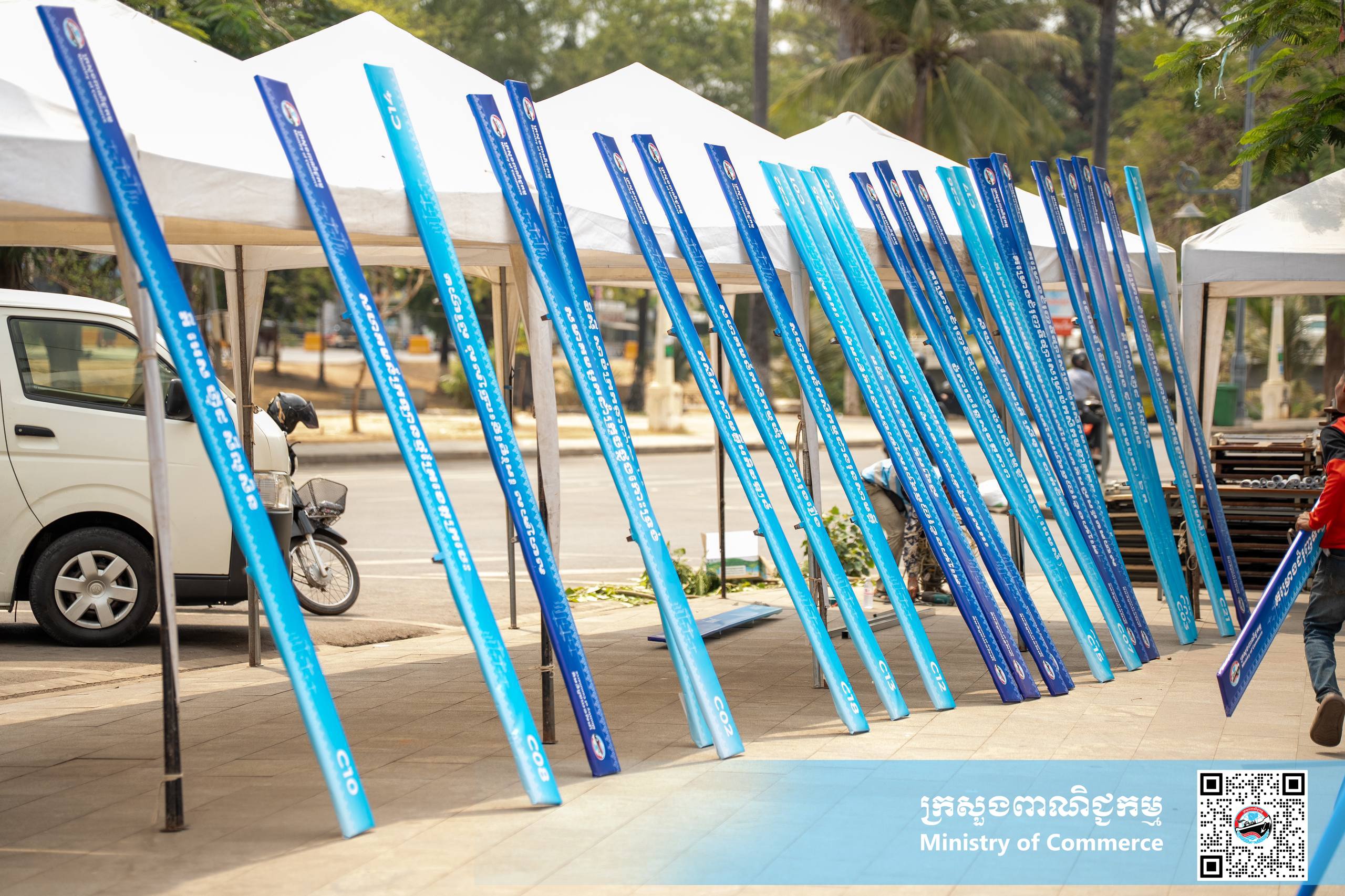 រូបភាពខ្លះៗស្ដីពីសកម្មភាពរបស់បងប្អូនអាជីវករ ពាណិជ្ជករ រៀបចំស្តង់ «ពិព័រណ៍ផលិតផលខ្មែរ និងបន្លែផ្លែឈើ លើកទី១៩» ក្រោមមូលបទ «ជំរុញ និងគាំទ្រផលិតផលជាតិ» នៅបរិវេណសួនហាត់ប្រាណមាត់ស្ទឹងសៀមរាប ខេត្តសៀមរាប នាព្រឹកថ្ងៃព្រហស្បត្តិ៍ ទី២៥ ខែកុម្ភៈ ឆ្នាំ២០២៦