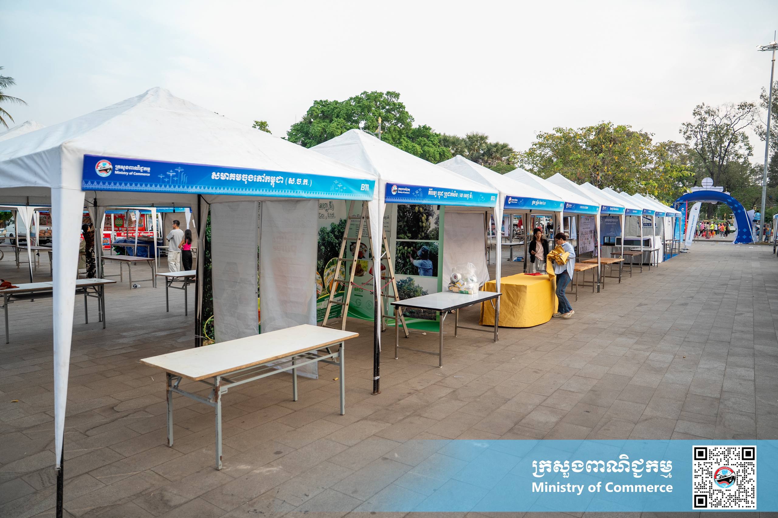 រូបភាពខ្លះៗស្ដីពីសកម្មភាពរបស់បងប្អូនអាជីវករ ពាណិជ្ជករ រៀបចំស្តង់ «ពិព័រណ៍ផលិតផលខ្មែរ និងបន្លែផ្លែឈើ លើកទី១៩» ក្រោមមូលបទ «ជំរុញ និងគាំទ្រផលិតផលជាតិ» នៅបរិវេណសួនហាត់ប្រាណមាត់ស្ទឹងសៀមរាប ខេត្តសៀមរាប នាព្រឹកថ្ងៃព្រហស្បត្តិ៍ ទី២៥ ខែកុម្ភៈ ឆ្នាំ២០២៦