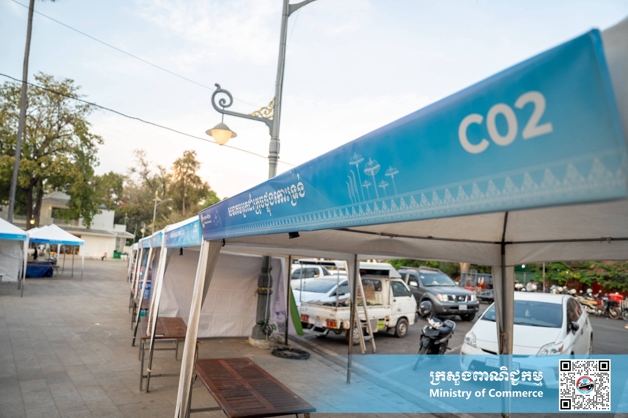 រូបភាពខ្លះៗស្ដីពីសកម្មភាពរបស់បងប្អូនអាជីវករ ពាណិជ្ជករ រៀបចំស្តង់ «ពិព័រណ៍ផលិតផលខ្មែរ និងបន្លែផ្លែឈើ លើកទី១៩» ក្រោមមូលបទ «ជំរុញ និងគាំទ្រផលិតផលជាតិ» នៅបរិវេណសួនហាត់ប្រាណមាត់ស្ទឹងសៀមរាប ខេត្តសៀមរាប នាព្រឹកថ្ងៃព្រហស្បត្តិ៍ ទី២៥ ខែកុម្ភៈ ឆ្នាំ២០២៦