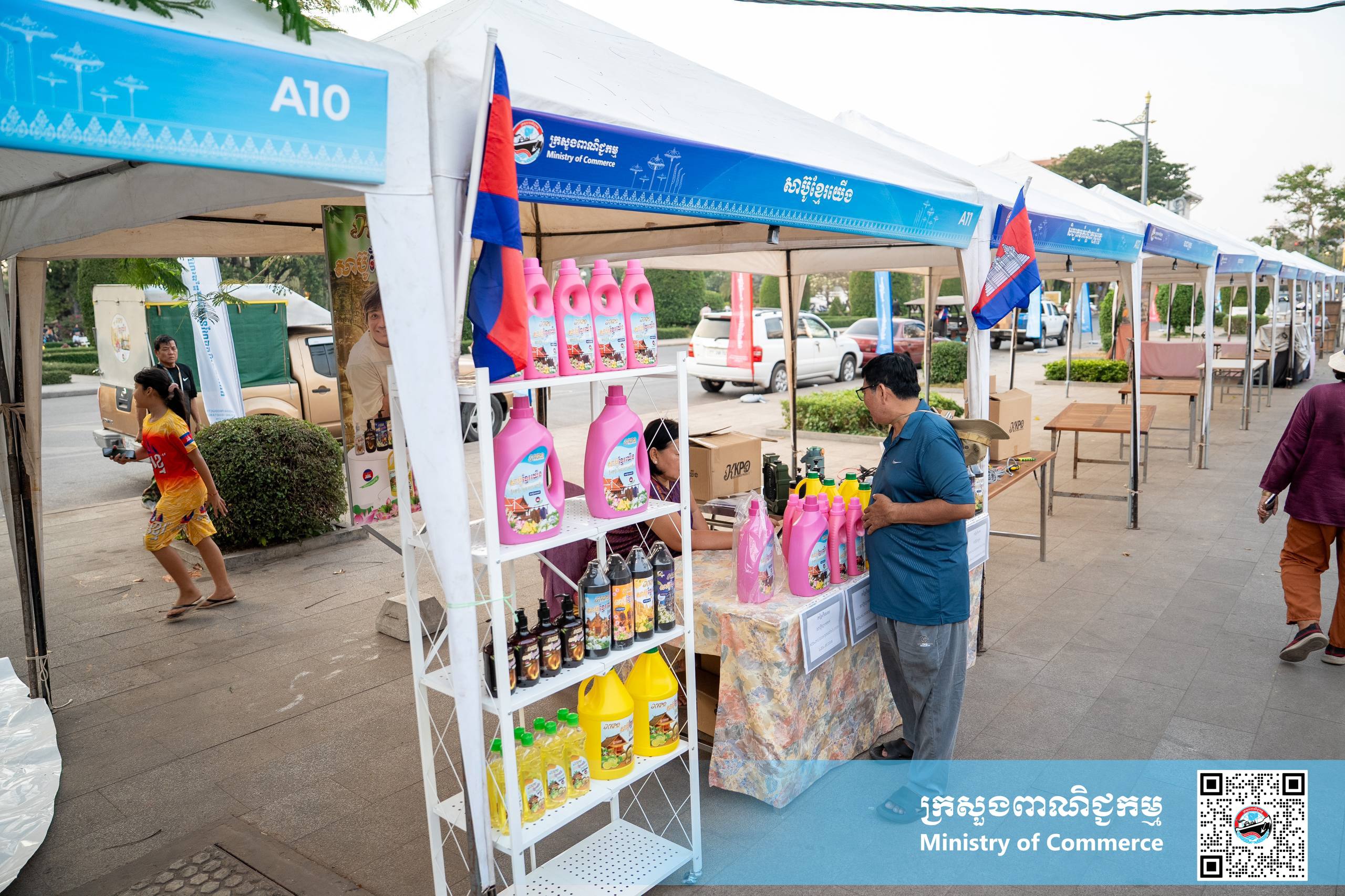 រូបភាពខ្លះៗស្ដីពីសកម្មភាពរបស់បងប្អូនអាជីវករ ពាណិជ្ជករ រៀបចំស្តង់ «ពិព័រណ៍ផលិតផលខ្មែរ និងបន្លែផ្លែឈើ លើកទី១៩» ក្រោមមូលបទ «ជំរុញ និងគាំទ្រផលិតផលជាតិ» នៅបរិវេណសួនហាត់ប្រាណមាត់ស្ទឹងសៀមរាប ខេត្តសៀមរាប នាព្រឹកថ្ងៃព្រហស្បត្តិ៍ ទី២៥ ខែកុម្ភៈ ឆ្នាំ២០២៦