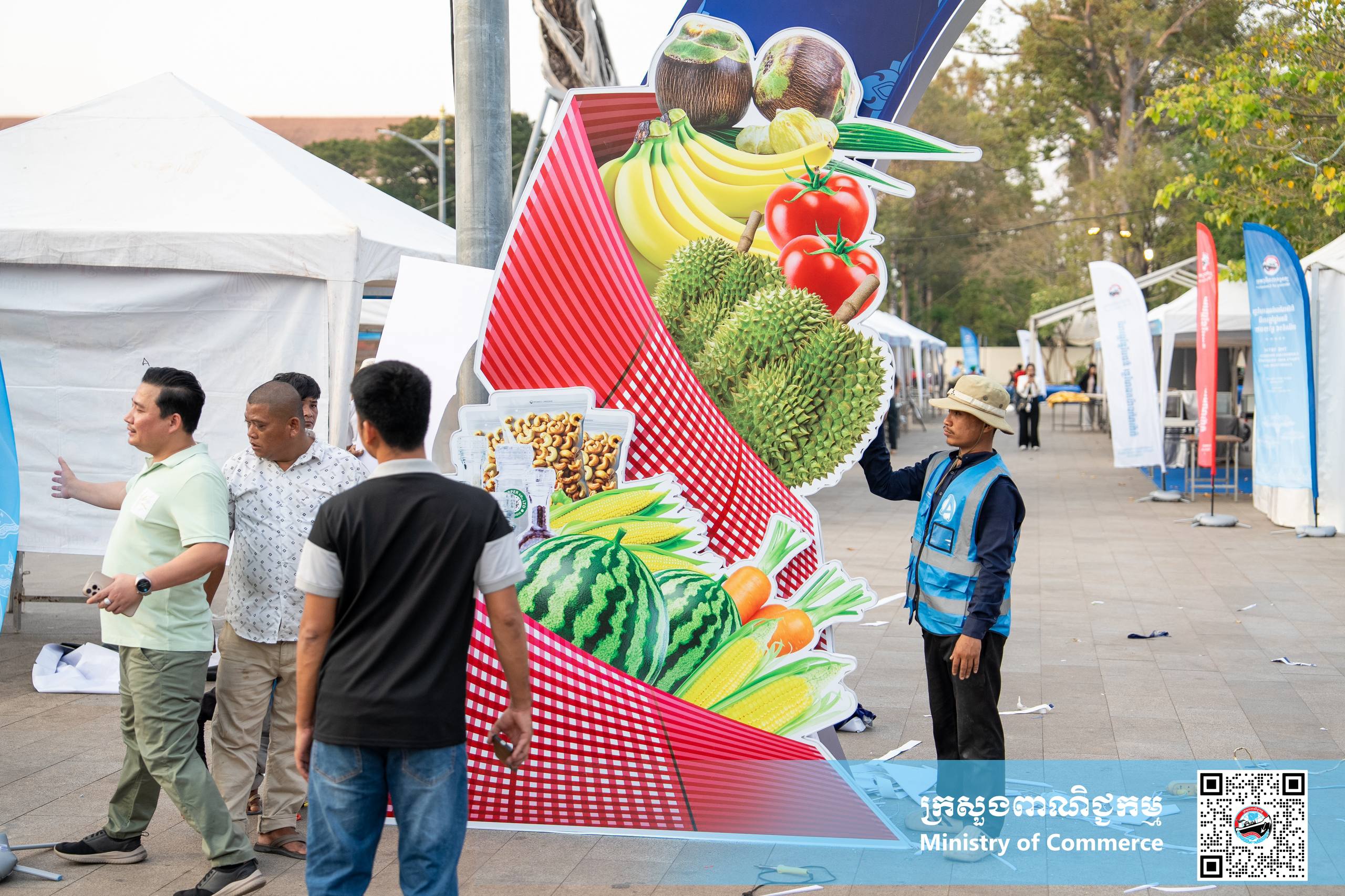 រូបភាពខ្លះៗស្ដីពីសកម្មភាពរបស់បងប្អូនអាជីវករ ពាណិជ្ជករ រៀបចំស្តង់ «ពិព័រណ៍ផលិតផលខ្មែរ និងបន្លែផ្លែឈើ លើកទី១៩» ក្រោមមូលបទ «ជំរុញ និងគាំទ្រផលិតផលជាតិ» នៅបរិវេណសួនហាត់ប្រាណមាត់ស្ទឹងសៀមរាប ខេត្តសៀមរាប នាព្រឹកថ្ងៃព្រហស្បត្តិ៍ ទី២៥ ខែកុម្ភៈ ឆ្នាំ២០២៦