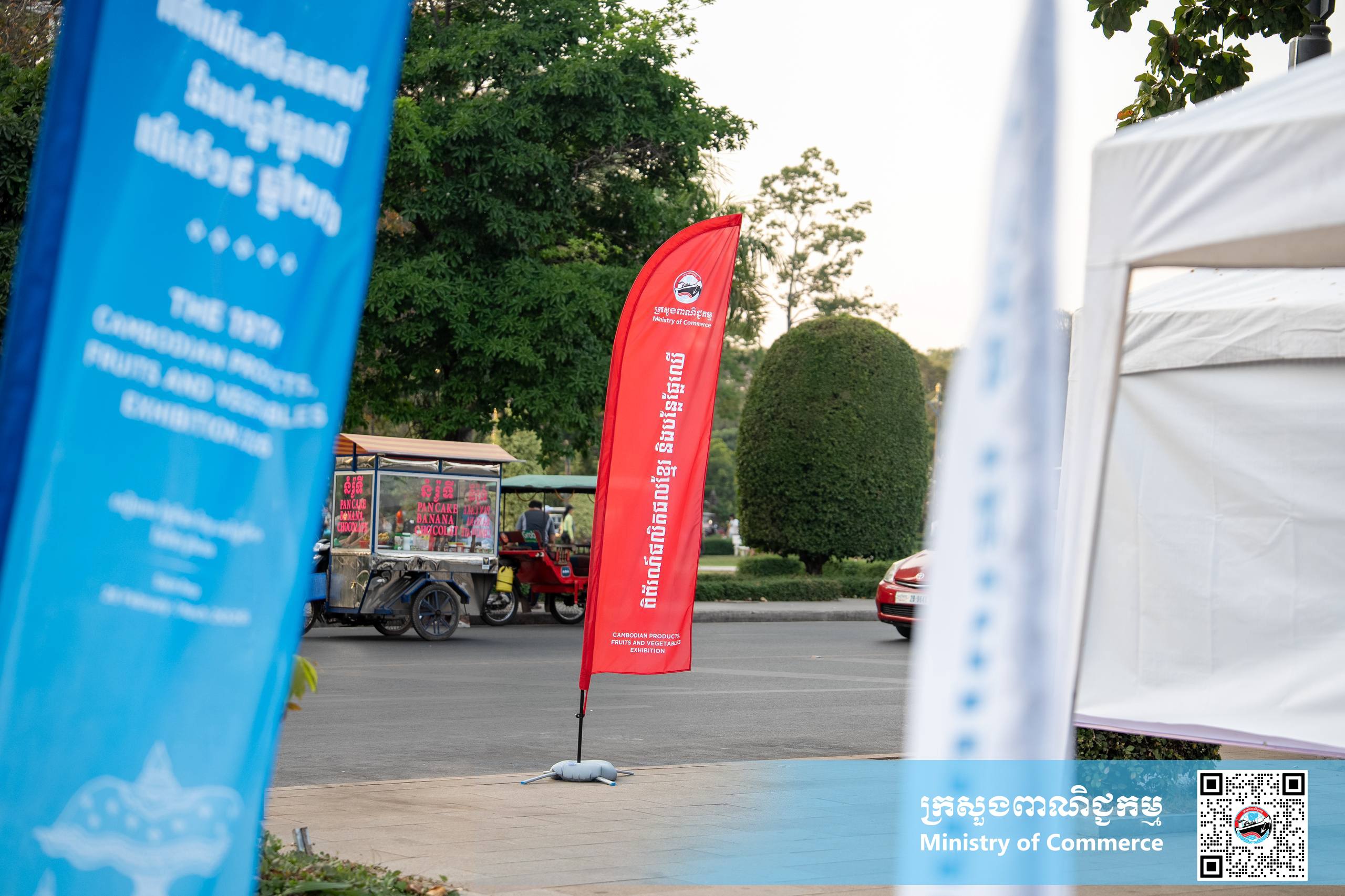 រូបភាពខ្លះៗស្ដីពីសកម្មភាពរបស់បងប្អូនអាជីវករ ពាណិជ្ជករ រៀបចំស្តង់ «ពិព័រណ៍ផលិតផលខ្មែរ និងបន្លែផ្លែឈើ លើកទី១៩» ក្រោមមូលបទ «ជំរុញ និងគាំទ្រផលិតផលជាតិ» នៅបរិវេណសួនហាត់ប្រាណមាត់ស្ទឹងសៀមរាប ខេត្តសៀមរាប នាព្រឹកថ្ងៃព្រហស្បត្តិ៍ ទី២៥ ខែកុម្ភៈ ឆ្នាំ២០២៦