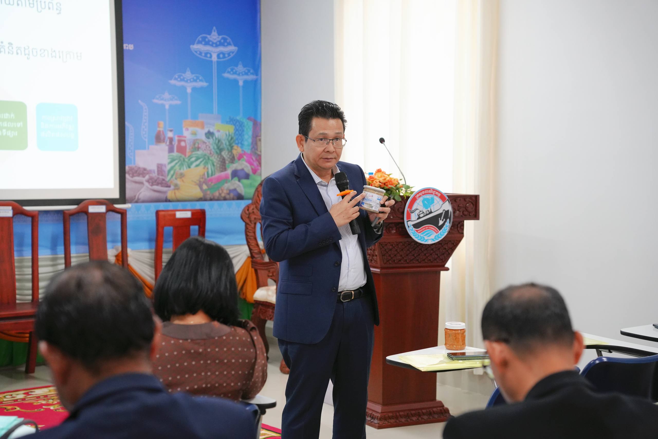 ឯកឧត្តម សំហេង បូរ៉ា រដ្ឋលេខាធិការក្រសួងពាណិជ្ជកម្ម អញ្ជើញជាអធិបតីក្នុងអង្គសិក្ខាសាលាស្តីពី «បរិបទថ្មីនៃការប្រើប្រាស់ផលិតផលជាតិប្រកបដោយចីរភាព» នៅខេត្តសៀមរាប