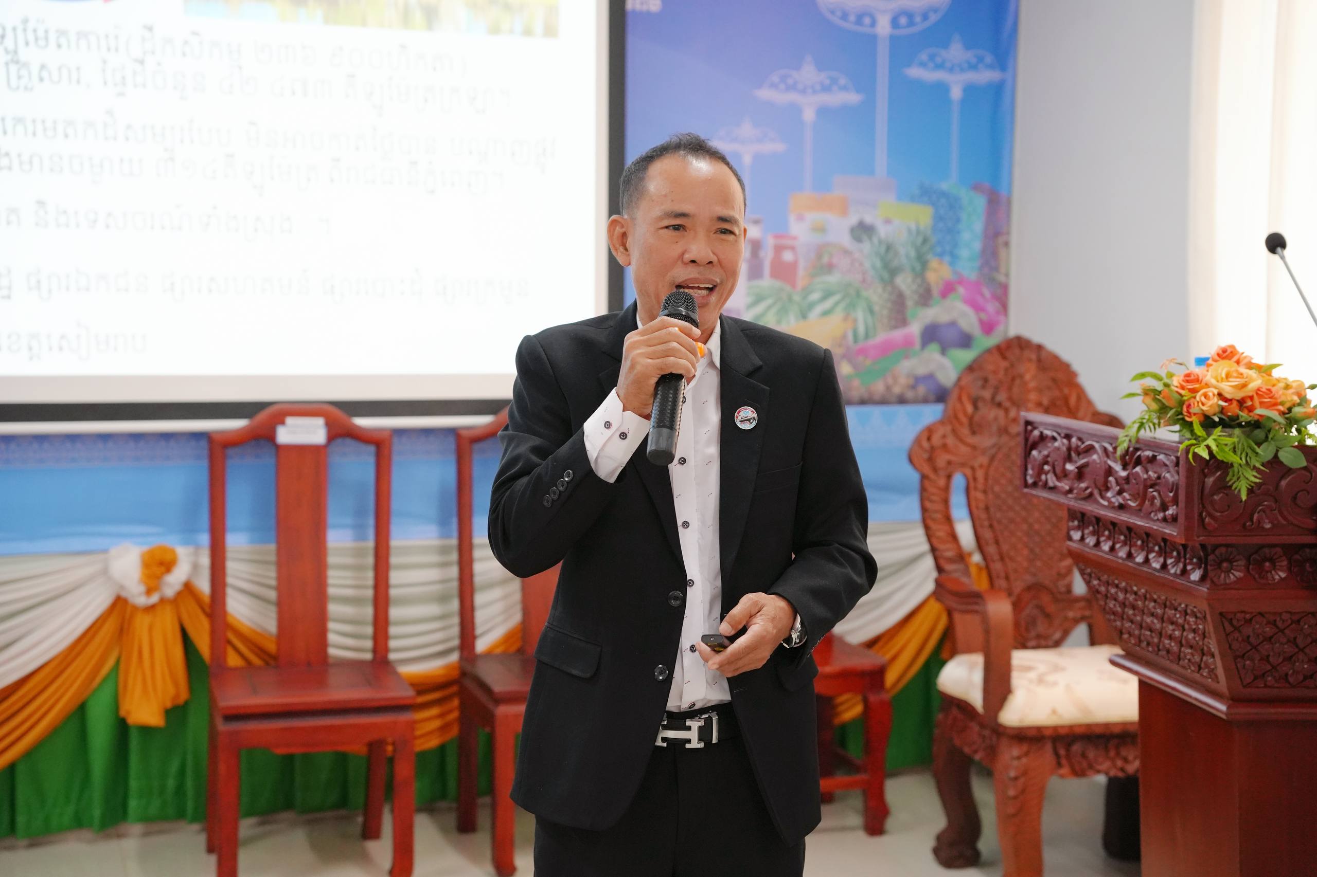 ឯកឧត្តម សំហេង បូរ៉ា រដ្ឋលេខាធិការក្រសួងពាណិជ្ជកម្ម អញ្ជើញជាអធិបតីក្នុងអង្គសិក្ខាសាលាស្តីពី «បរិបទថ្មីនៃការប្រើប្រាស់ផលិតផលជាតិប្រកបដោយចីរភាព» នៅខេត្តសៀមរាប