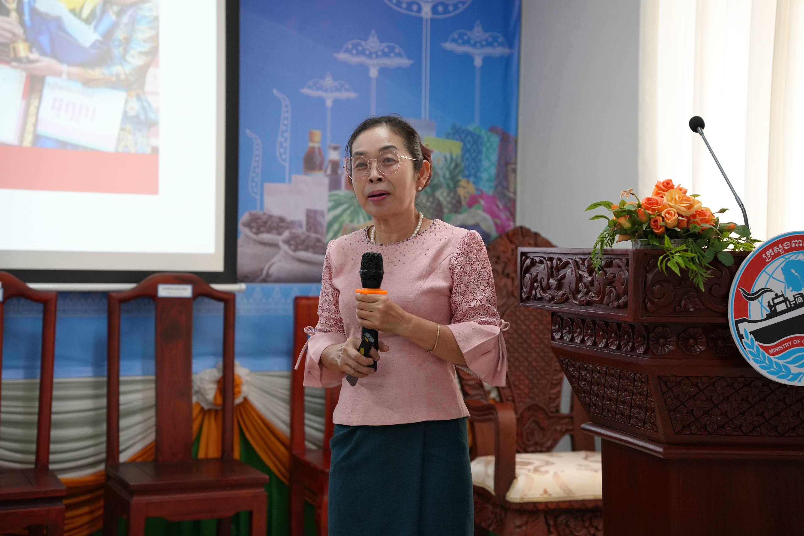 ឯកឧត្តម សំហេង បូរ៉ា រដ្ឋលេខាធិការក្រសួងពាណិជ្ជកម្ម អញ្ជើញជាអធិបតីក្នុងអង្គសិក្ខាសាលាស្តីពី «បរិបទថ្មីនៃការប្រើប្រាស់ផលិតផលជាតិប្រកបដោយចីរភាព» នៅខេត្តសៀមរាប