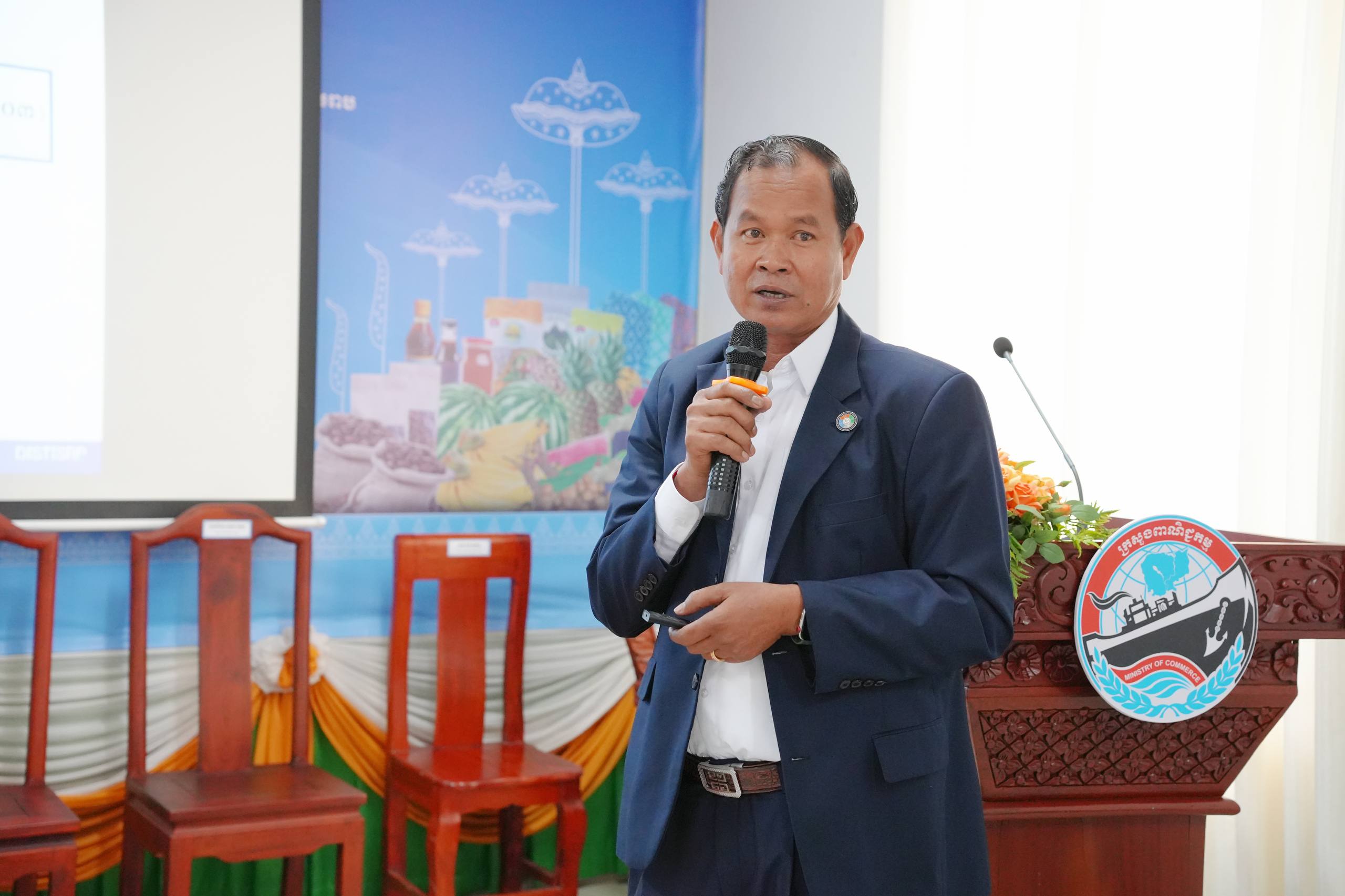 ឯកឧត្តម សំហេង បូរ៉ា រដ្ឋលេខាធិការក្រសួងពាណិជ្ជកម្ម អញ្ជើញជាអធិបតីក្នុងអង្គសិក្ខាសាលាស្តីពី «បរិបទថ្មីនៃការប្រើប្រាស់ផលិតផលជាតិប្រកបដោយចីរភាព» នៅខេត្តសៀមរាប