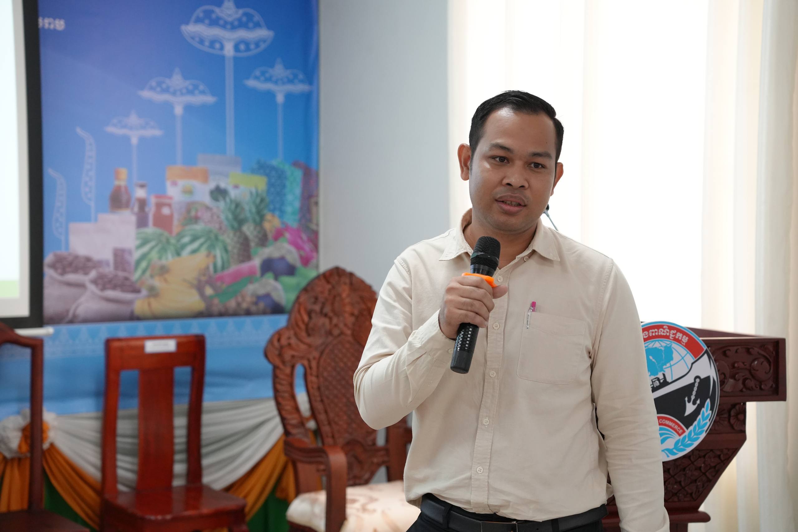 ឯកឧត្តម សំហេង បូរ៉ា រដ្ឋលេខាធិការក្រសួងពាណិជ្ជកម្ម អញ្ជើញជាអធិបតីក្នុងអង្គសិក្ខាសាលាស្តីពី «បរិបទថ្មីនៃការប្រើប្រាស់ផលិតផលជាតិប្រកបដោយចីរភាព» នៅខេត្តសៀមរាប