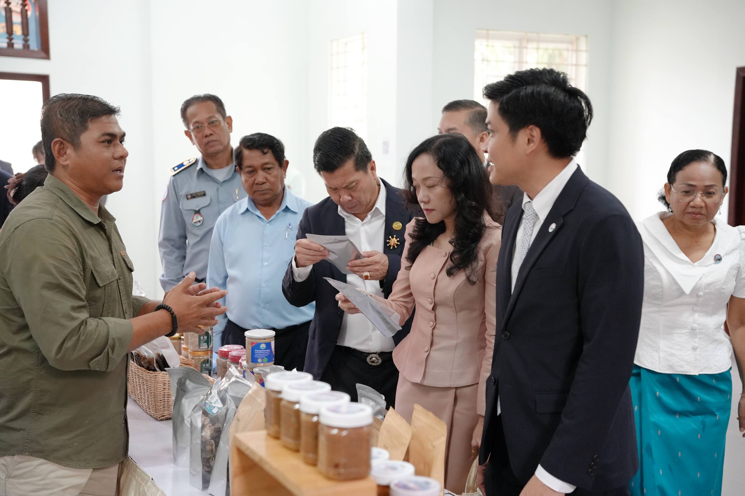 ឯកឧត្តម សំហេង បូរ៉ា រដ្ឋលេខាធិការក្រសួងពាណិជ្ជកម្ម អញ្ជើញជាអធិបតីក្នុងអង្គសិក្ខាសាលាស្តីពី «បរិបទថ្មីនៃការប្រើប្រាស់ផលិតផលជាតិប្រកបដោយចីរភាព» នៅខេត្តសៀមរាប