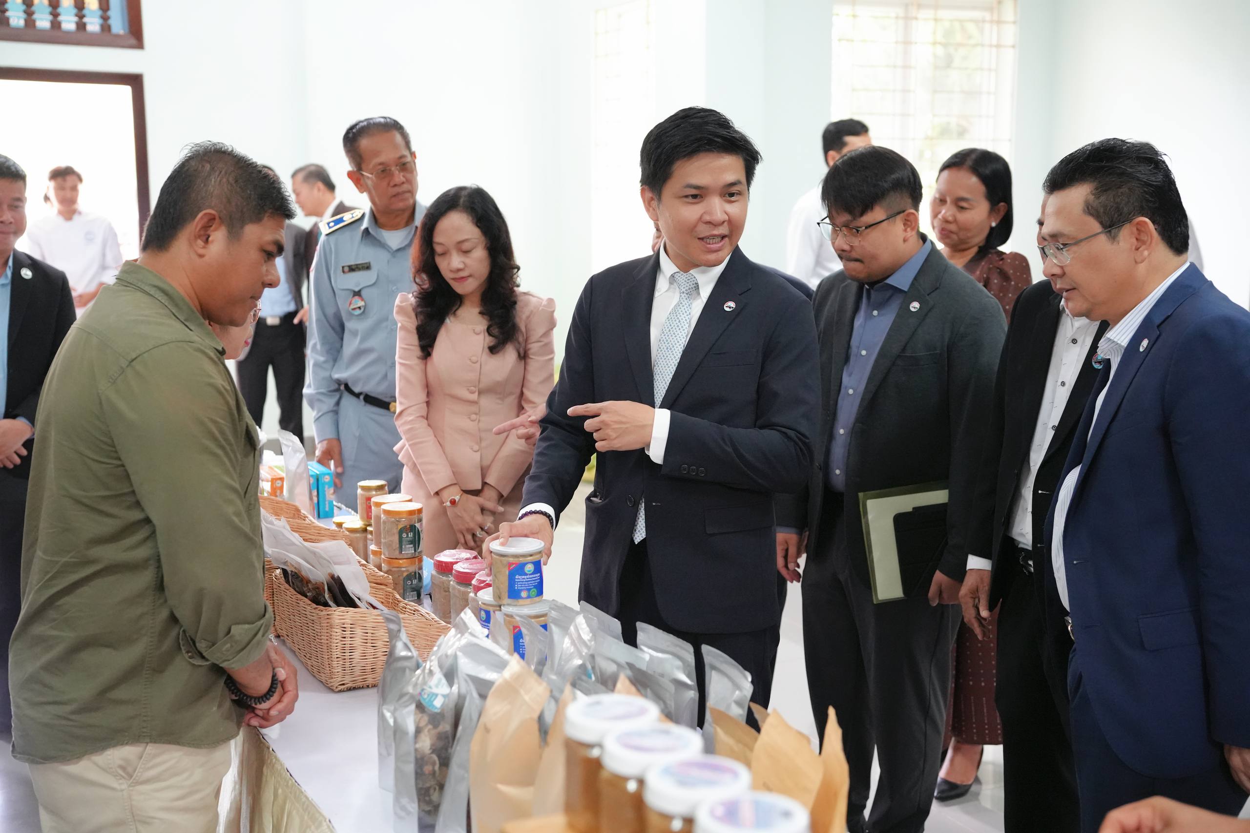 ឯកឧត្តម សំហេង បូរ៉ា រដ្ឋលេខាធិការក្រសួងពាណិជ្ជកម្ម អញ្ជើញជាអធិបតីក្នុងអង្គសិក្ខាសាលាស្តីពី «បរិបទថ្មីនៃការប្រើប្រាស់ផលិតផលជាតិប្រកបដោយចីរភាព» នៅខេត្តសៀមរាប